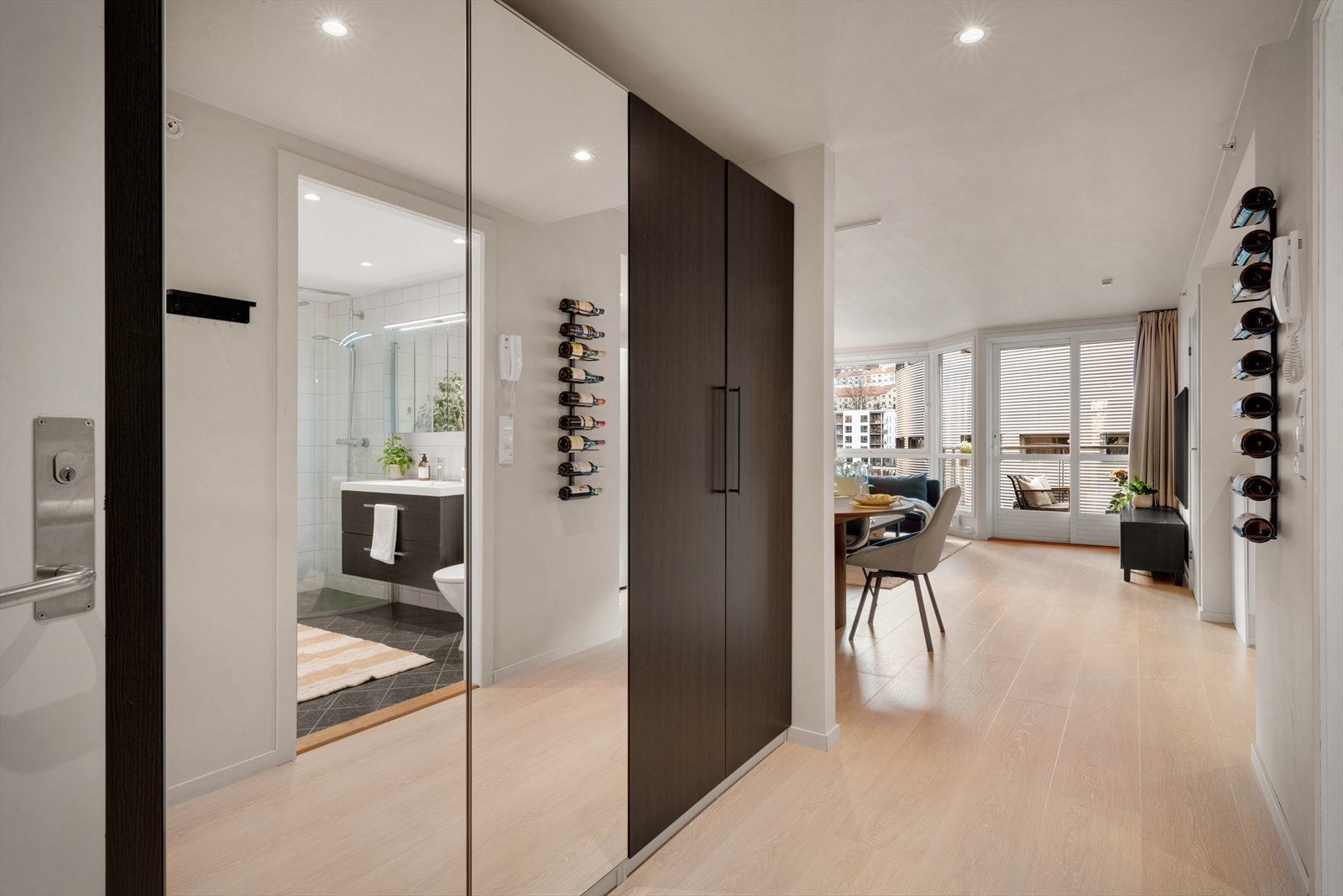 - Romslig gang på 6,3m² med praktisk, medfølgende garderobeløsning for optimal oppbevaring - Galleribilde