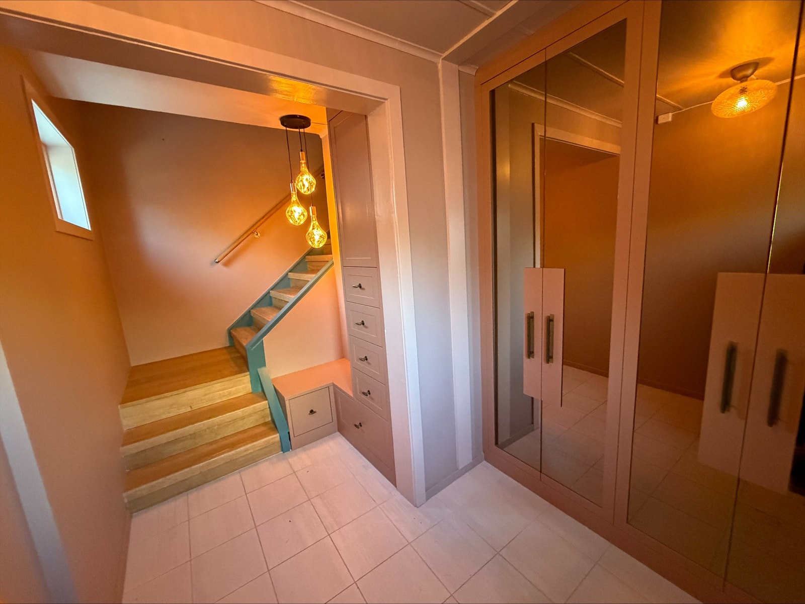 Gang med plassbygd garderobe og varmekabler Galleribilde