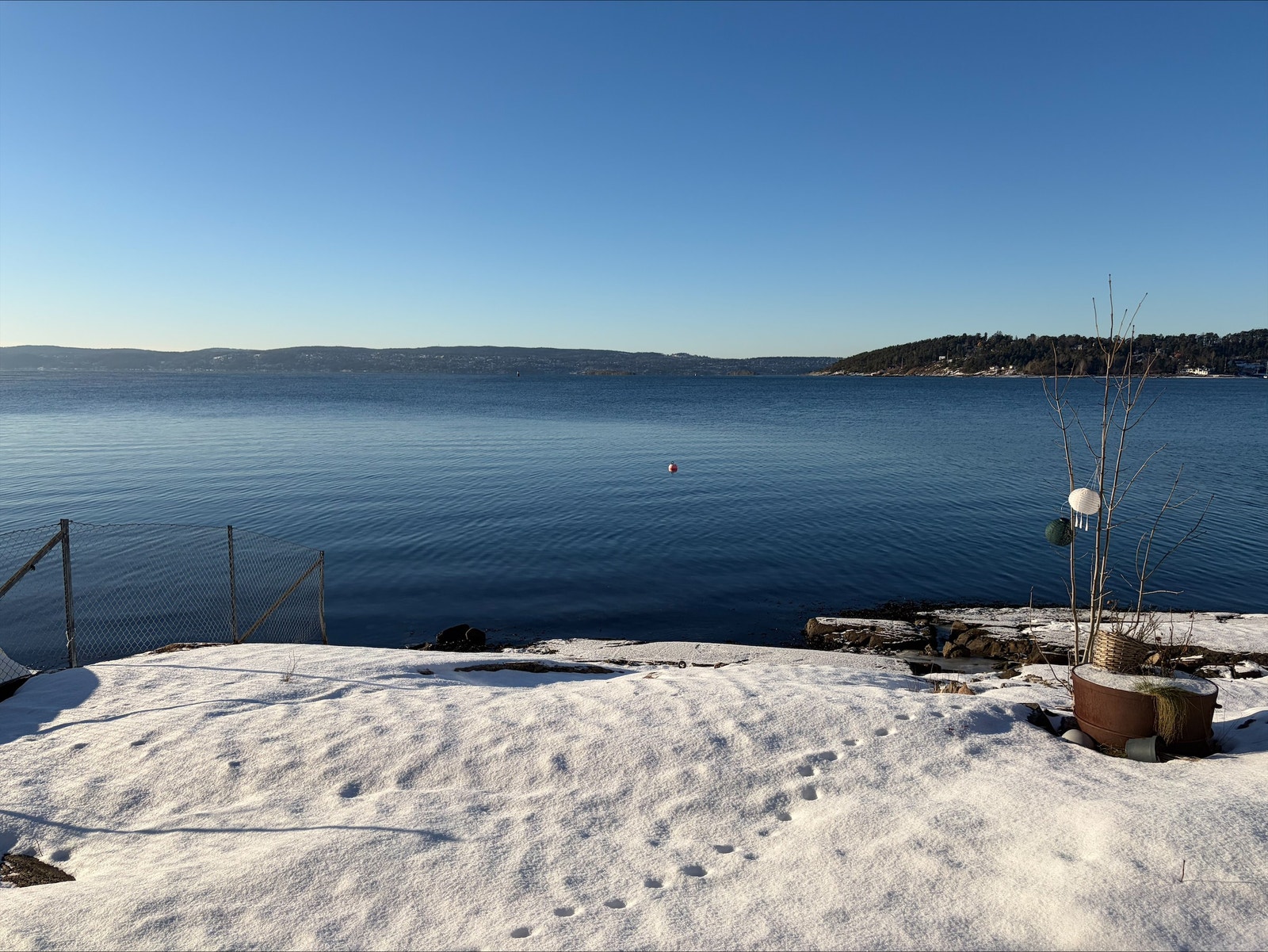 Usikt over fjorden fra badehus Galleribilde