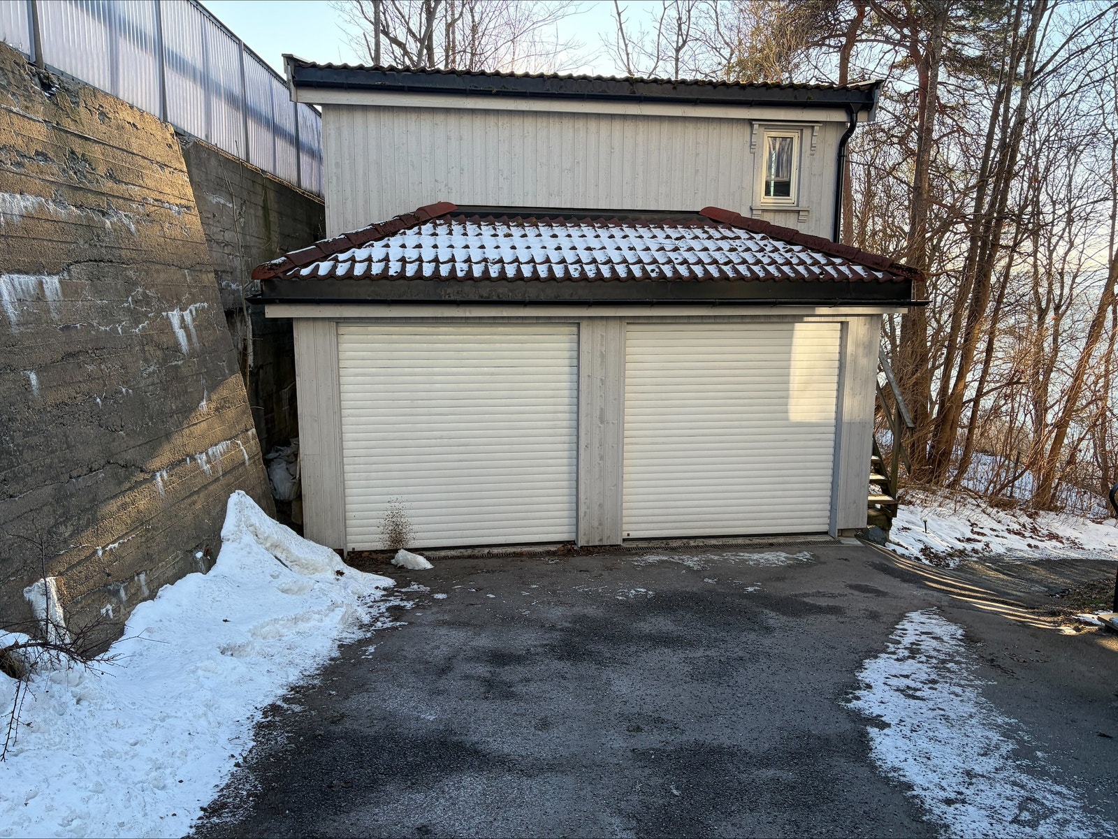 Garasjeplass med elbil-lader Galleribilde