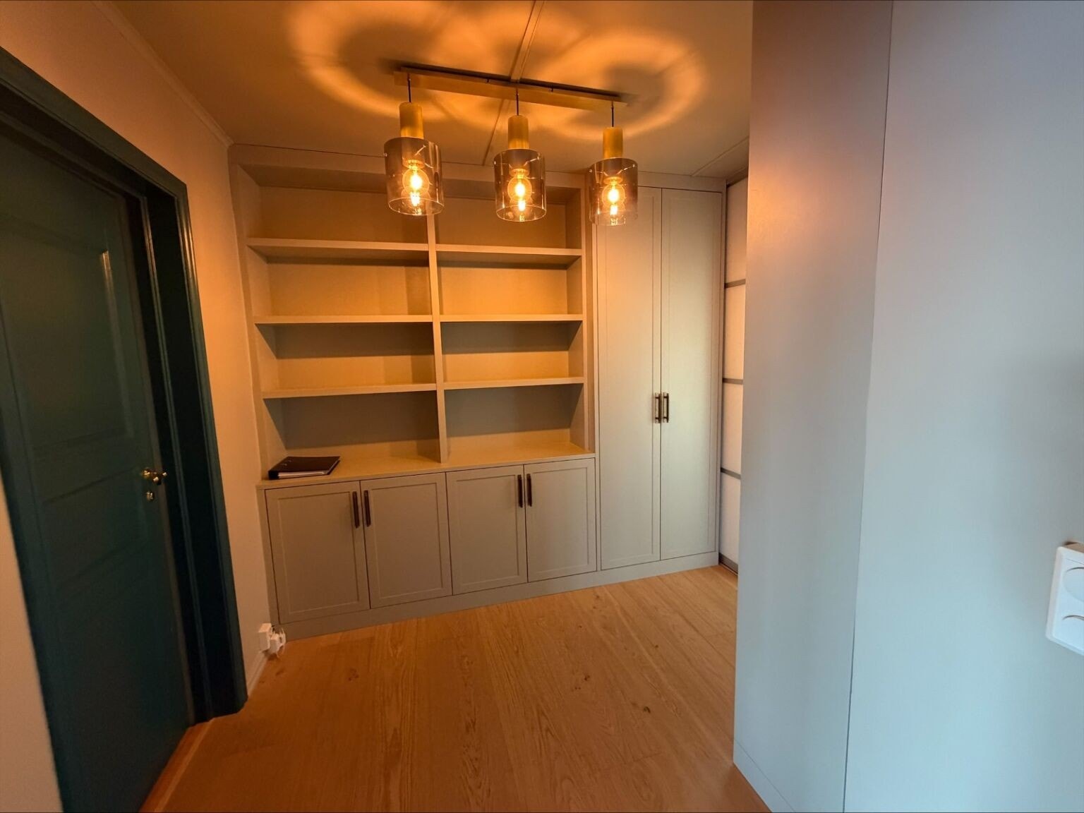 Mange fine snekkerbygde løsninger i boligen Galleribilde