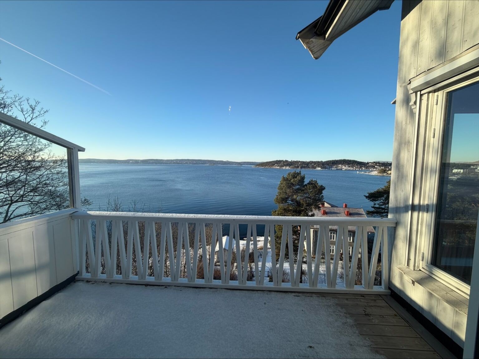 Utgang til terrasse fra kjøkken Galleribilde