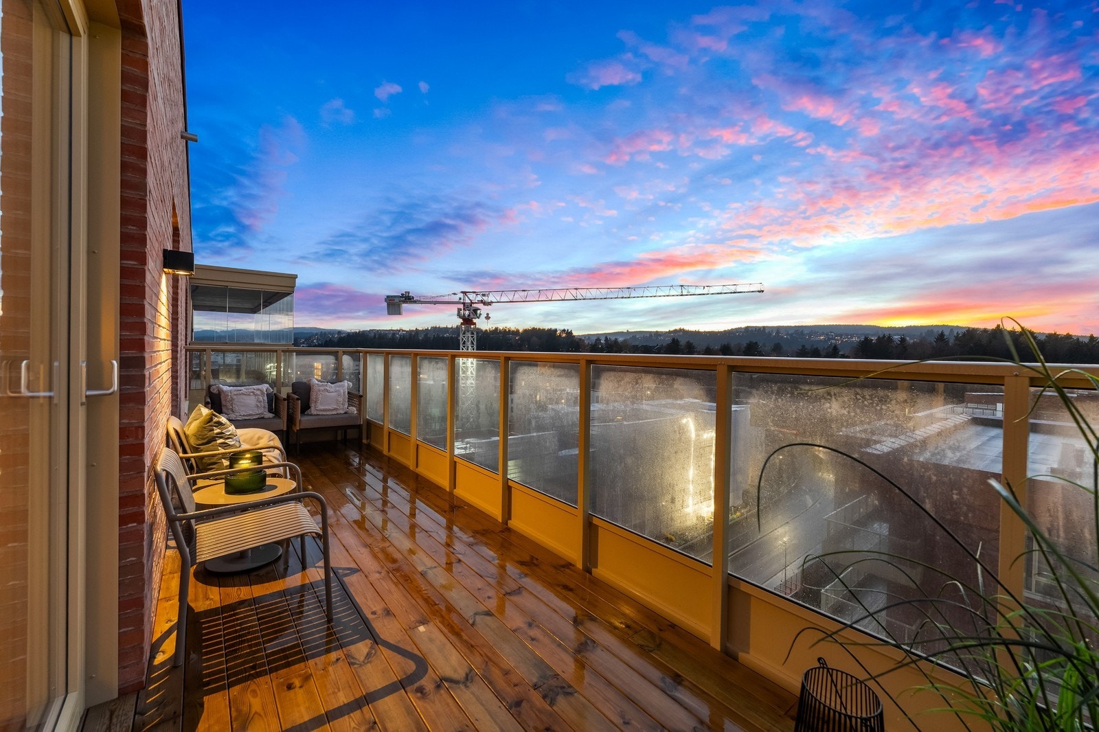 Leilighetene har store balkonger og de fleste er innglasset. Galleribilde