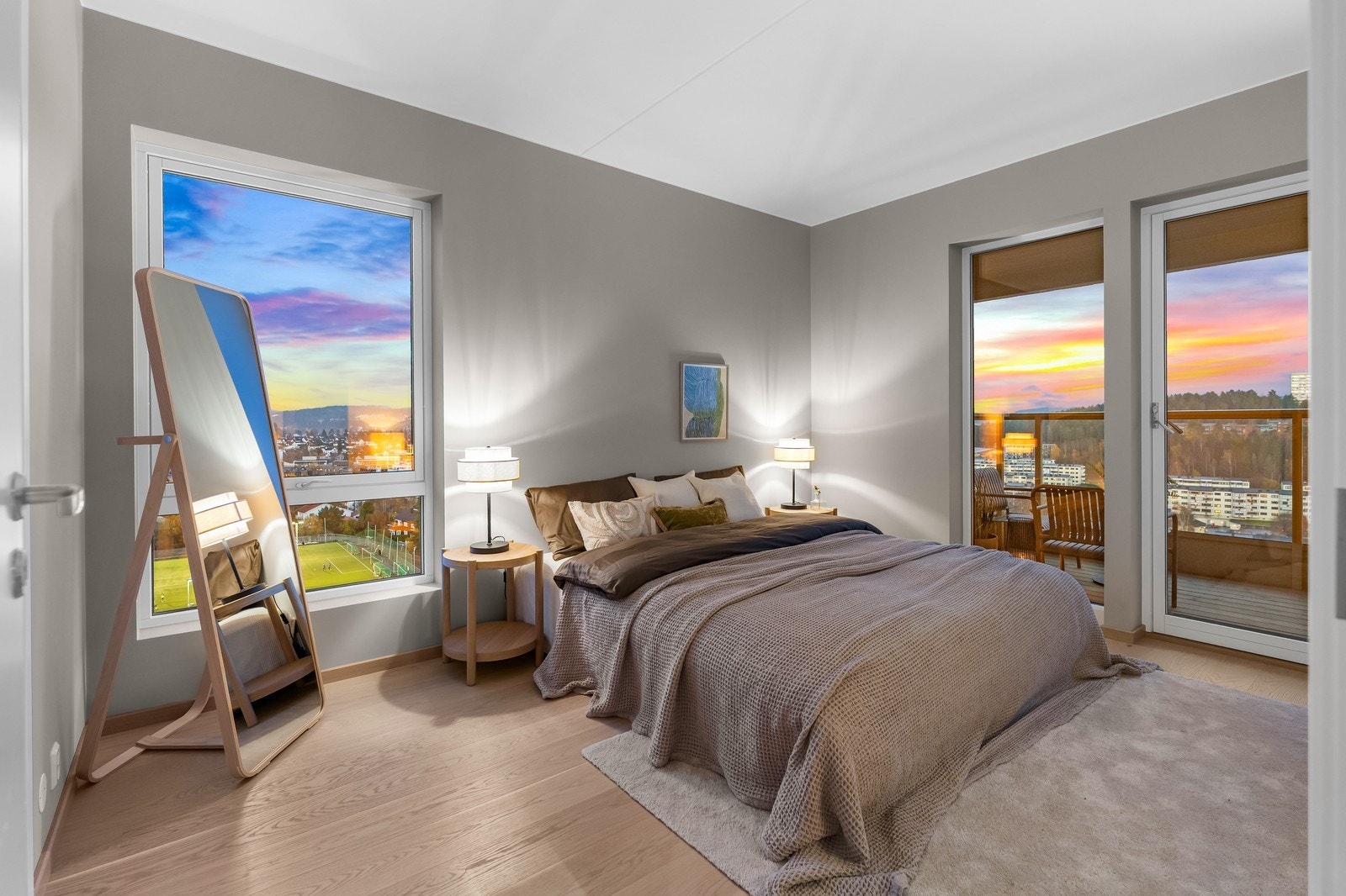 Soverom med delikat fargevalg og lekker enstavs-parkett på gulv. Galleribilde