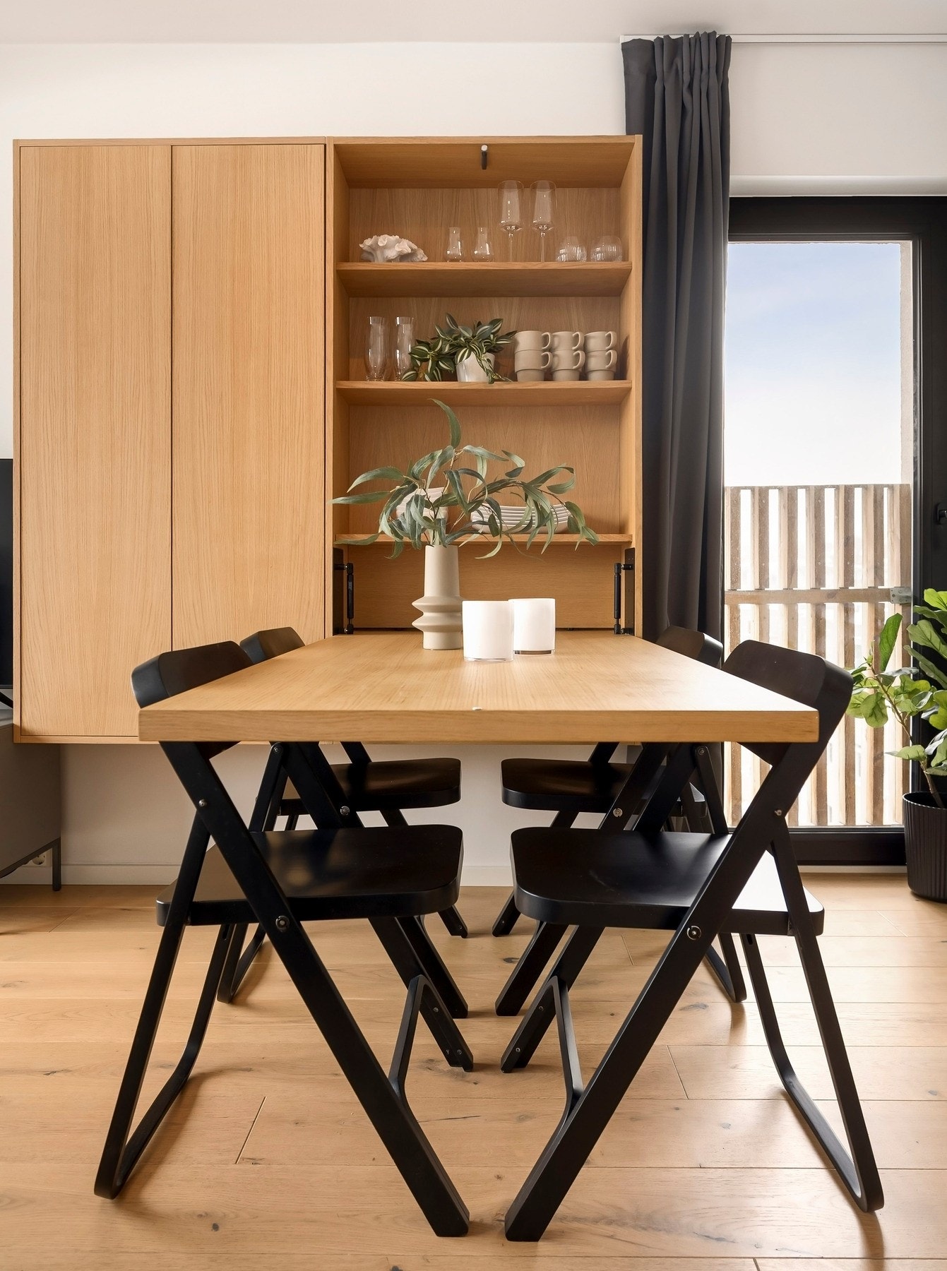 Spisebordet felles også ut av veggen hvor tilhørende stoler lagres pent i skap Galleribilde