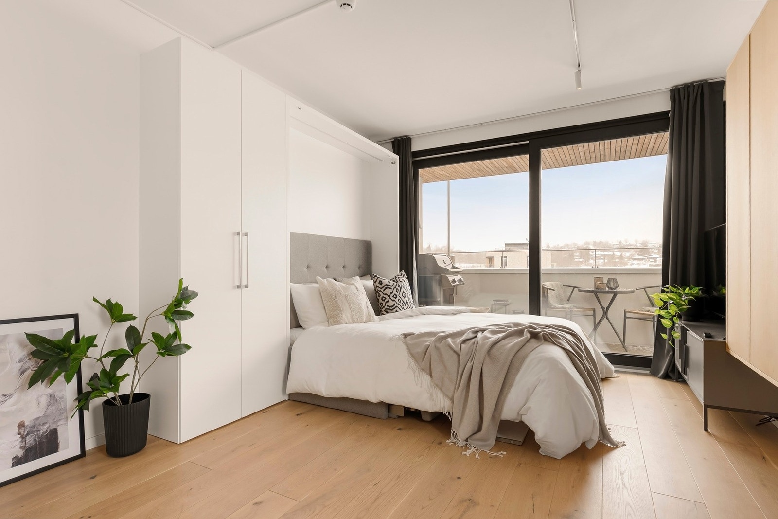 Leiligheten byr på plassbesparende løsning med innfellbar seng m/ sofa under Galleribilde