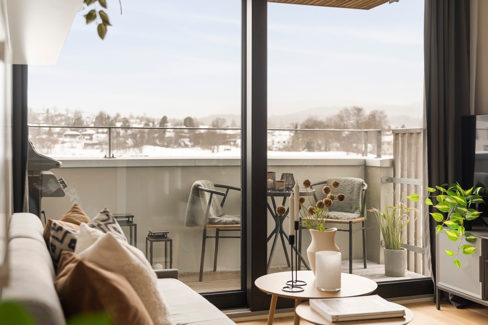 Fra stuen har du utgang til en solrik balkong med vidstrakt utsikt Galleribilde