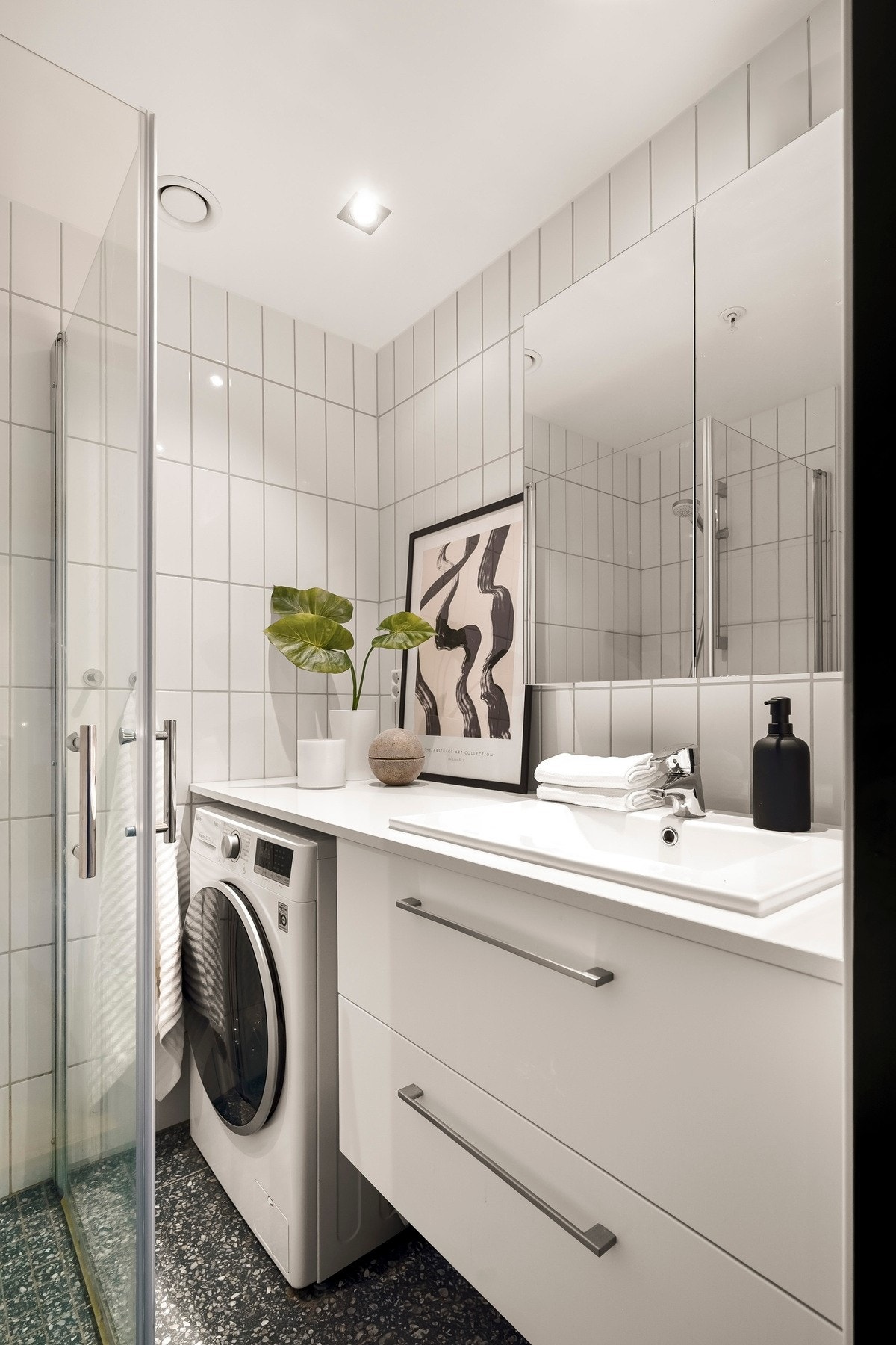 Det er også opplegg for vaskemaskin på badet Galleribilde