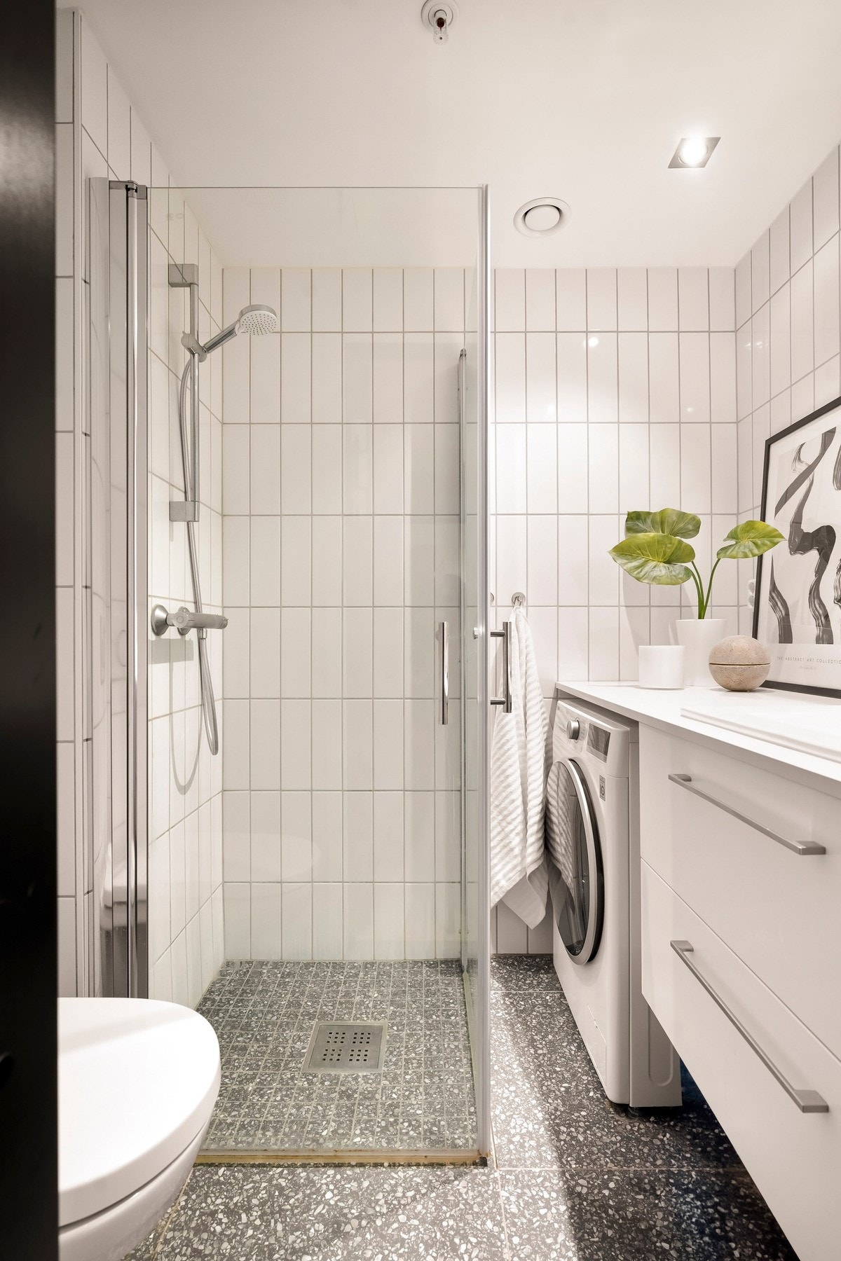 Lekkert baderom innredet med dusjhjørne, servantløsning med underskap og vegghengt toalett Galleribilde