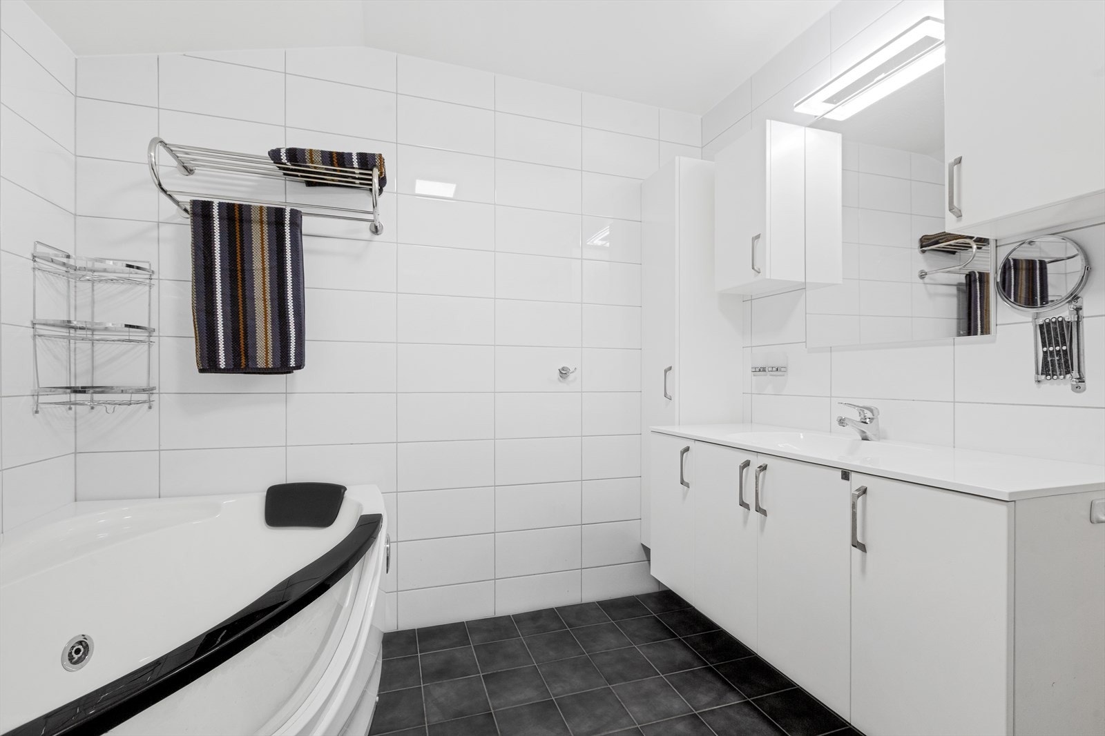 Badet er utstyrt med både dusjnisje og et hjørnebadekar for ekstra velvære. Galleribilde