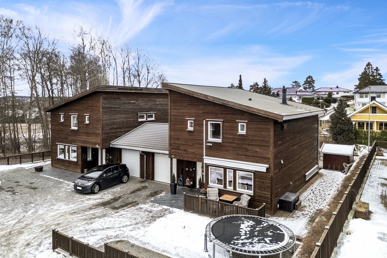 Egen garasje og plass til å parkere på gårdsplassen. Galleribilde