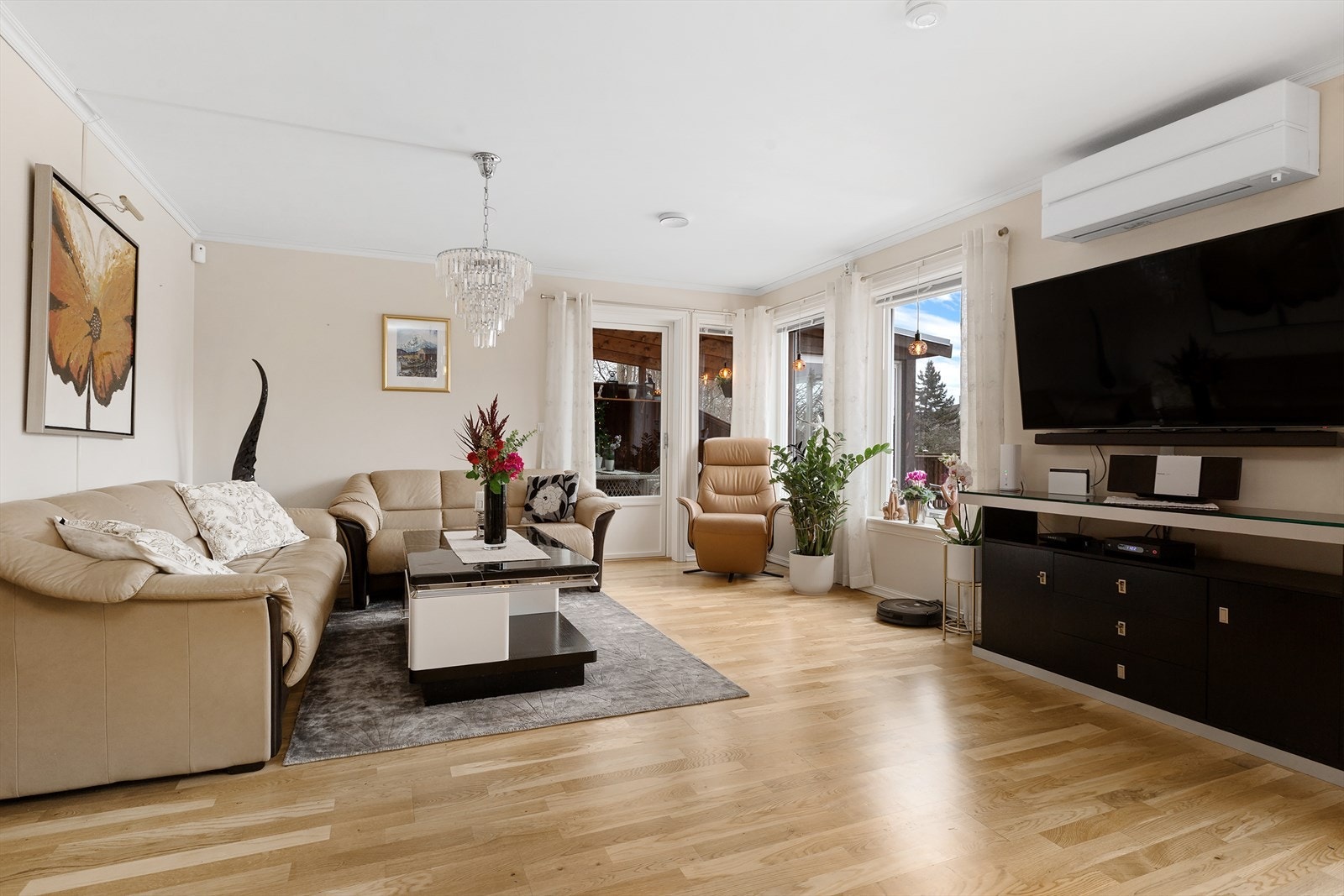 Store vindusflater gir rikelig med naturlig lys inn i oppholdsrommet. Galleribilde