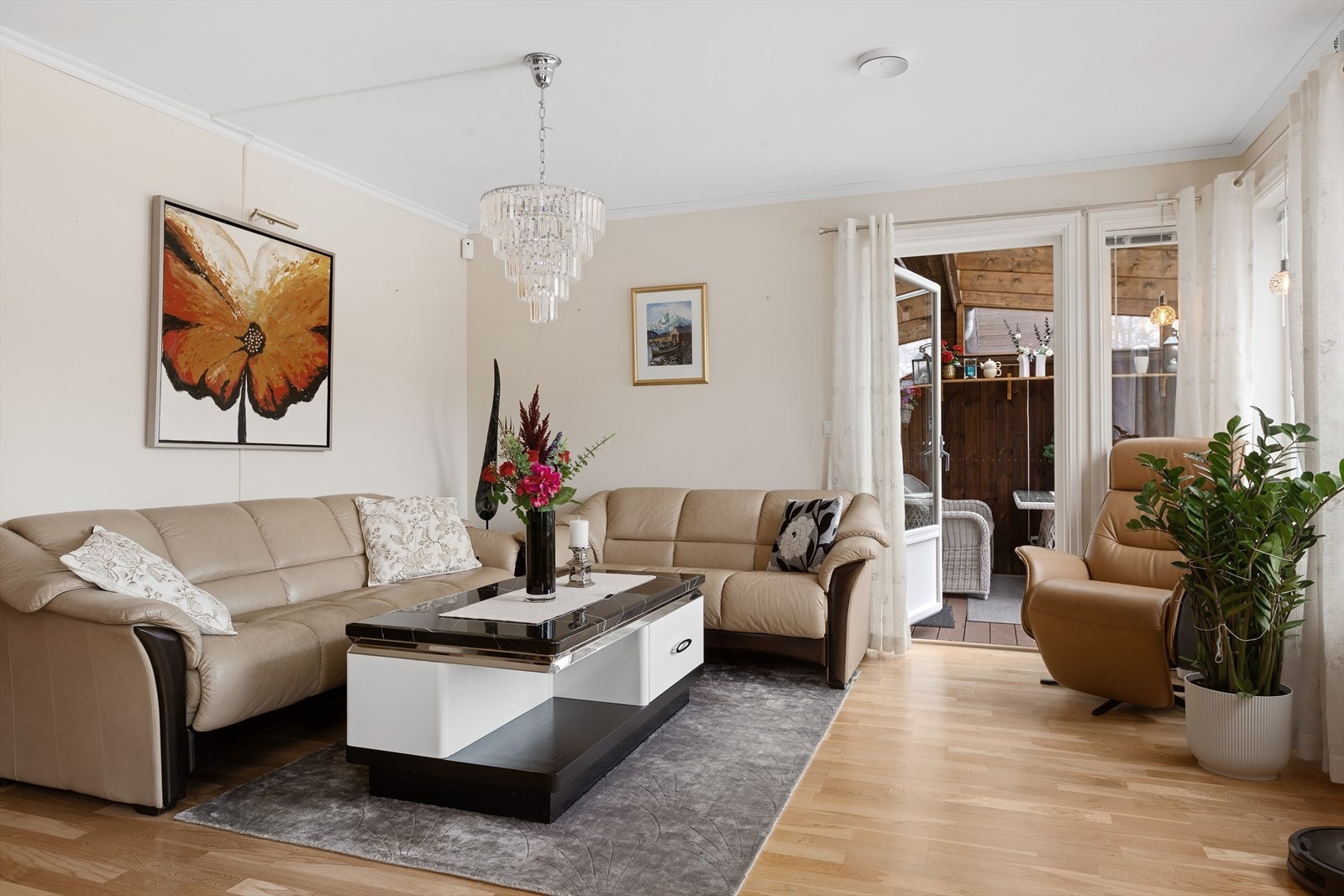 Det er gulvvarme i hele første etasjen, og i stuen er det i tillegg varmepumpe og peisovn. Galleribilde