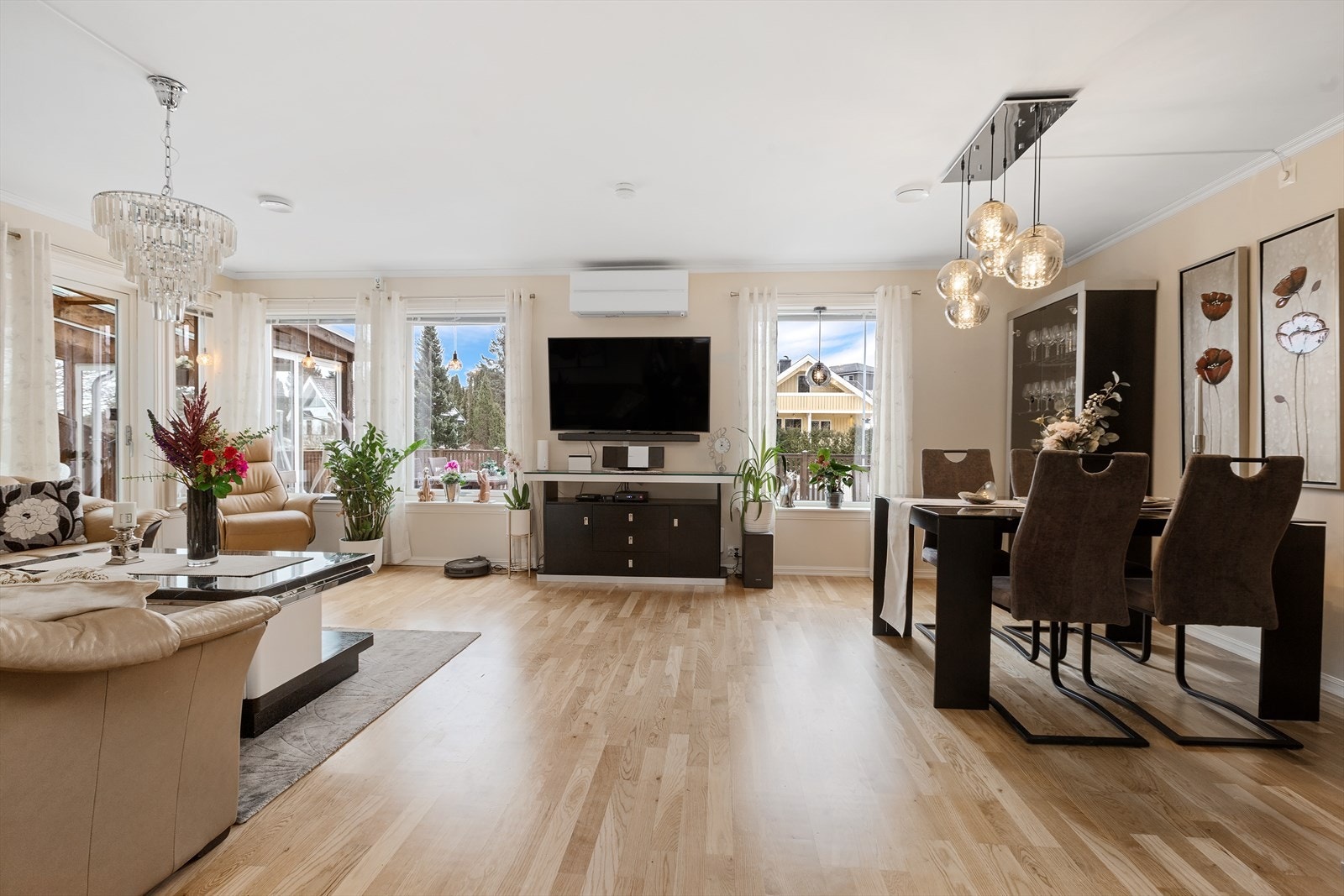 Den romslige stuen i første etasje, egner seg ypperlig som familiens samlingspunkt. Galleribilde