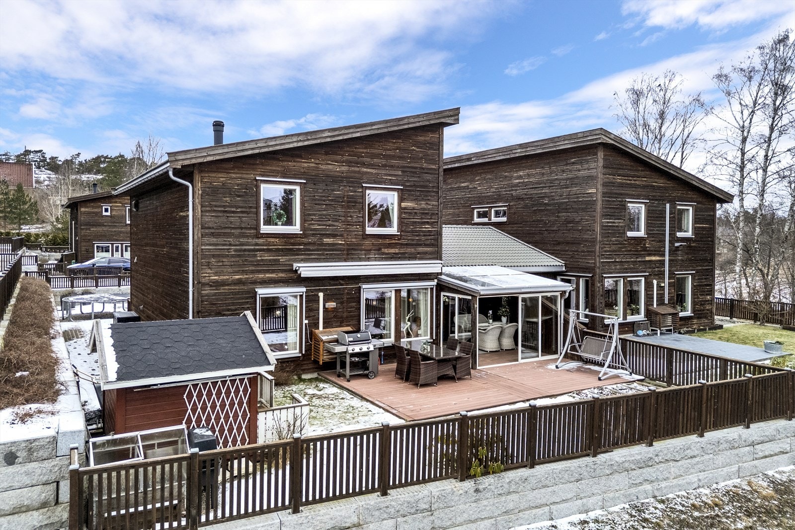 Boligen har en fin plassering på feltet med lekeplass rett ved og nærhet til skoler, barnehager og buss. Galleribilde