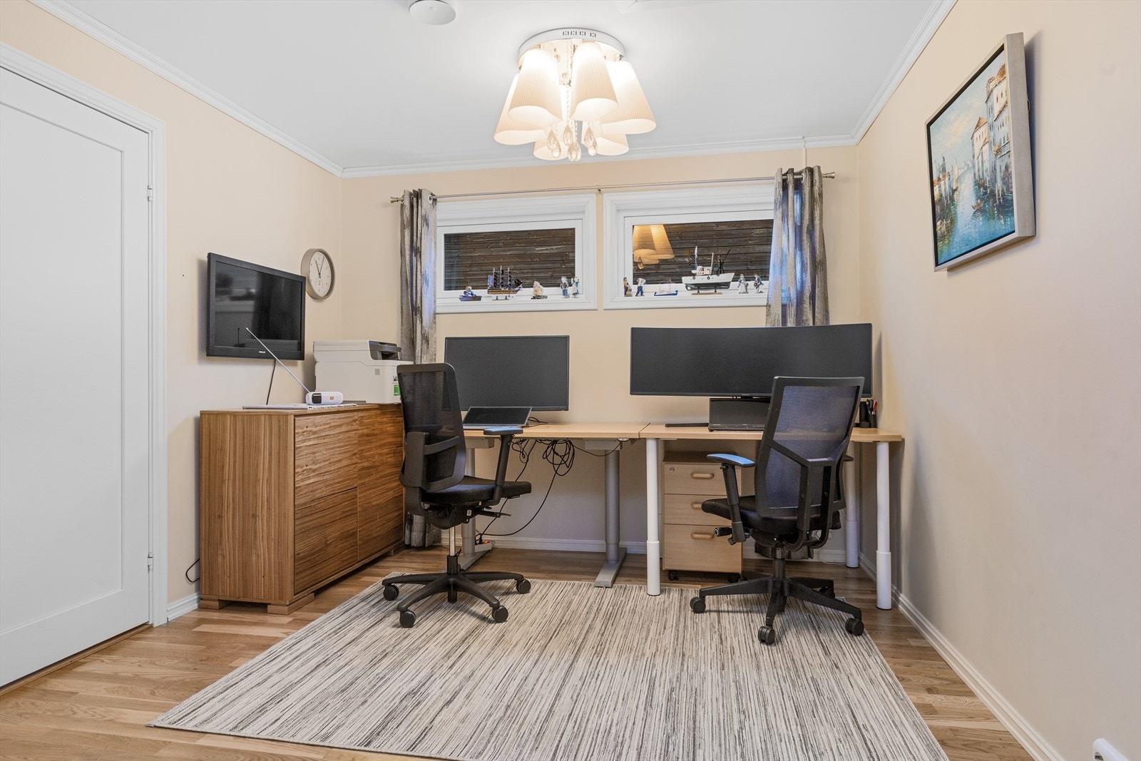 I boligens andre etasje har du av en lys og anvendelig loftstue. Galleribilde