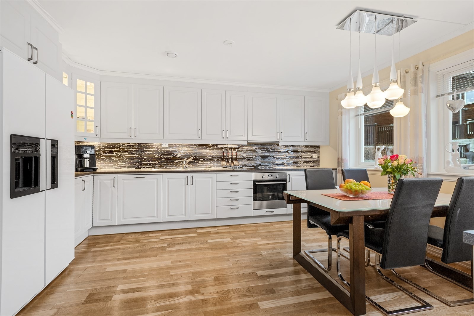 Kjøkkenet har rikelig med skap- og benkeplass, samt en praktisk spiseplass for hverdagsmåltider. Galleribilde