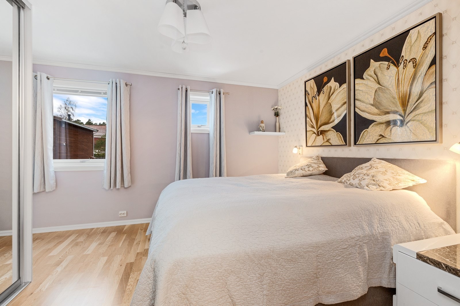 Hovedsoverommet er lyst og luftig, med god plass til dobbeltseng. Galleribilde