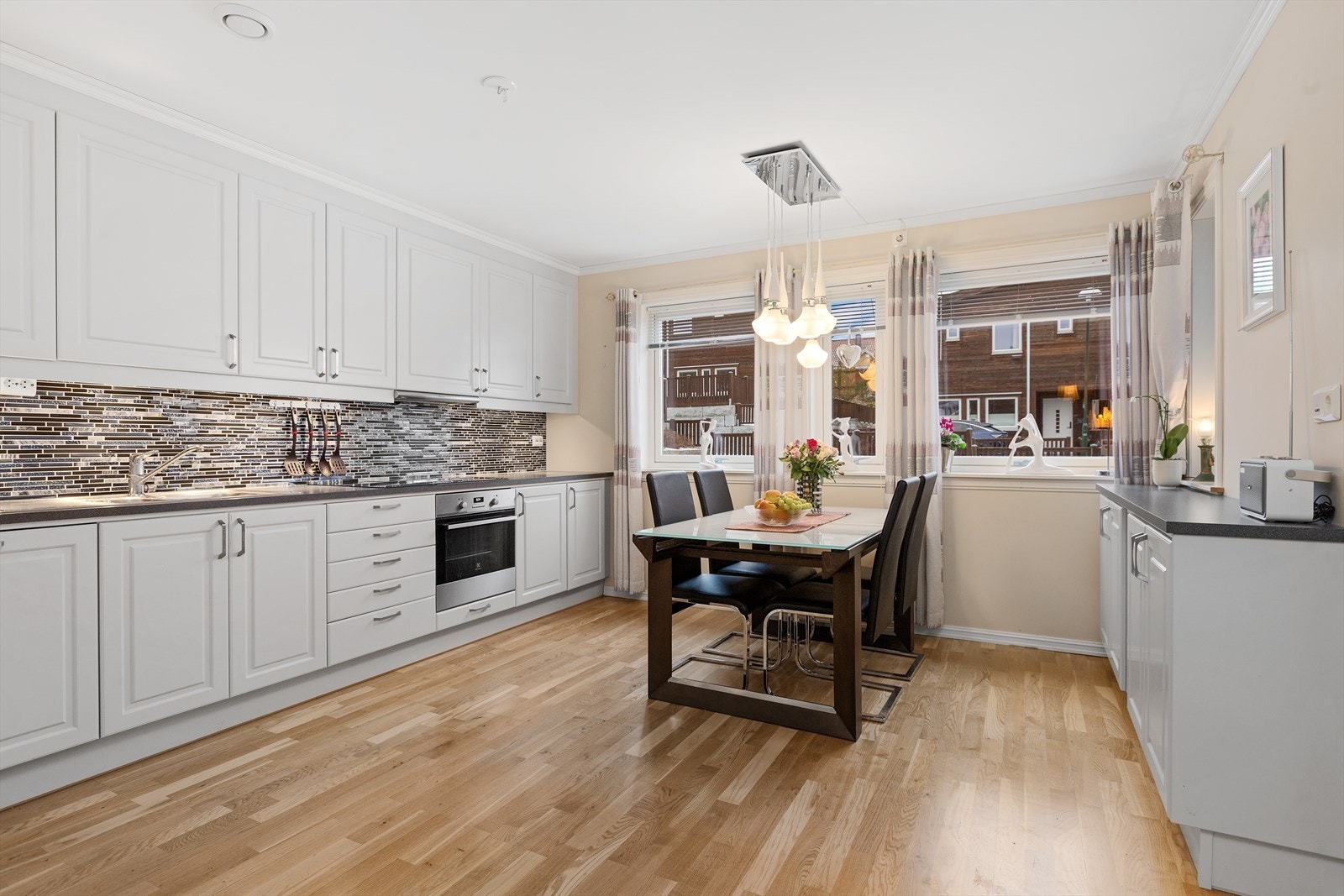 Kjøkkeninnredningen er holdt i lyse, tidløse farger med integrert stekeovn. Galleribilde