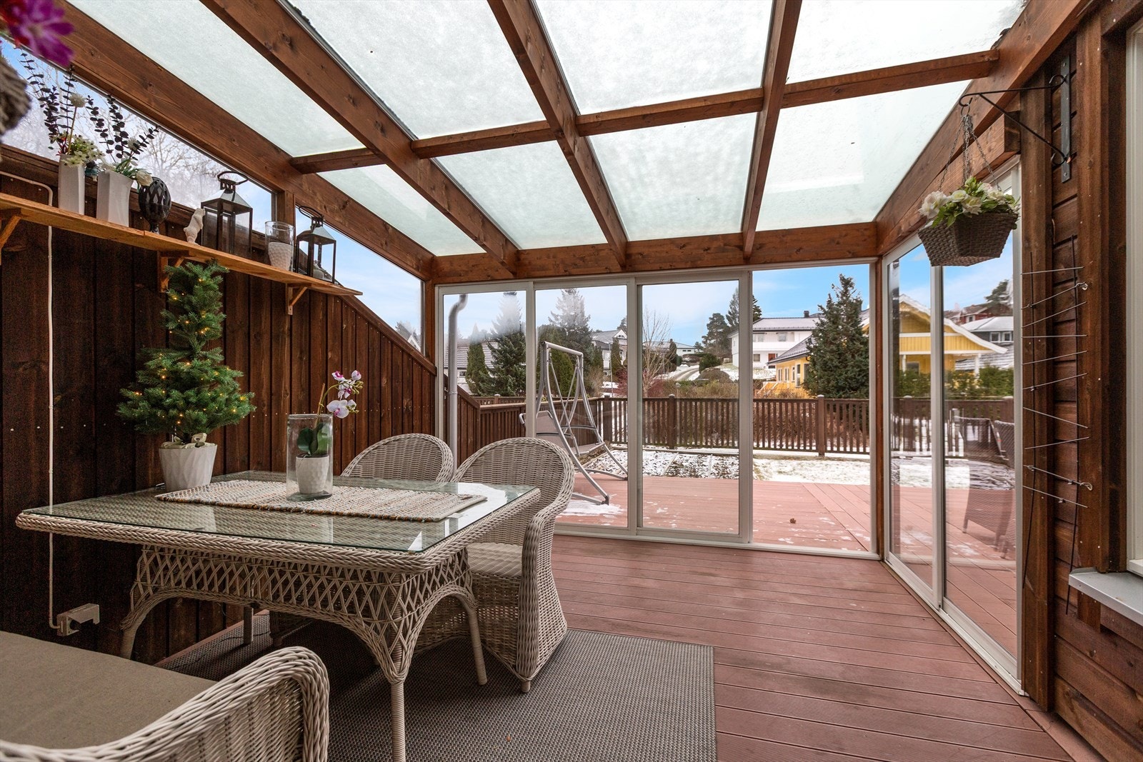 Fra stuen er det direkte utgang til en innglasset hagestue som forlenger sommersesongen. Galleribilde