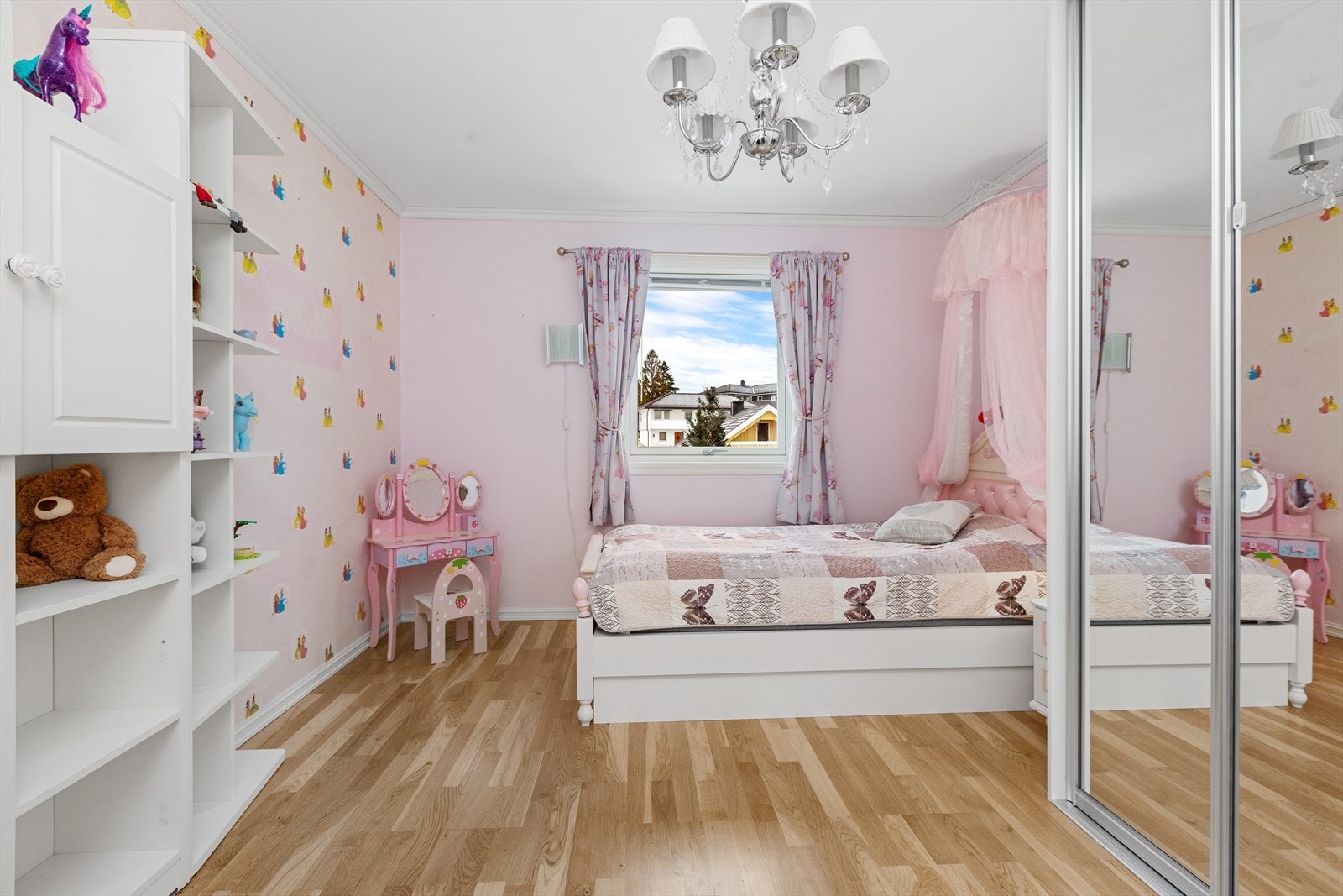 Også her er det en praktisk skyvedørsgarderobe for effektiv oppbevaring. Galleribilde