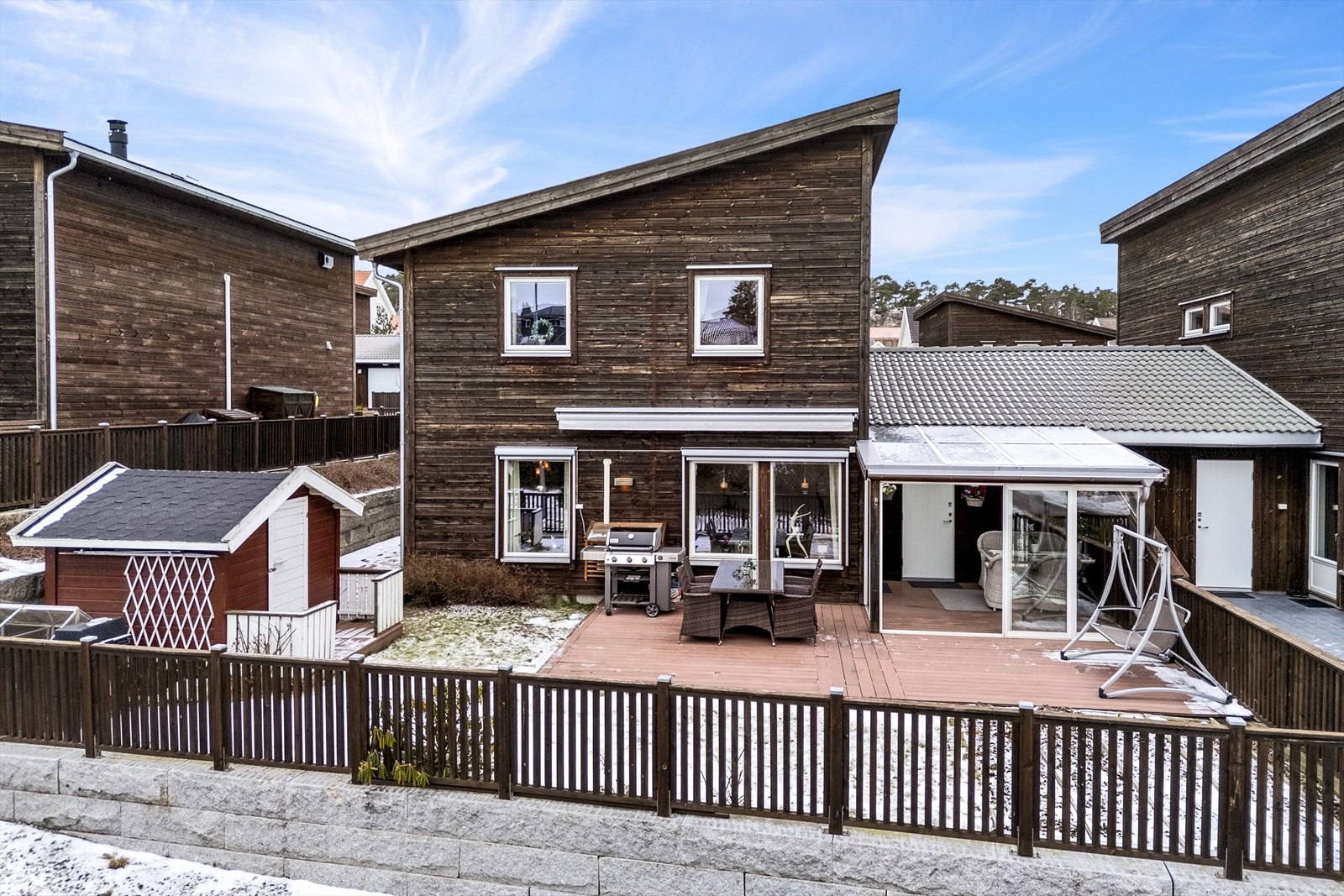 Stor, østvendt terrasse på 80 kvm, med rikelig av plass til å kunne invitere familie og venner til en hyggelig sommerdag. Galleribilde