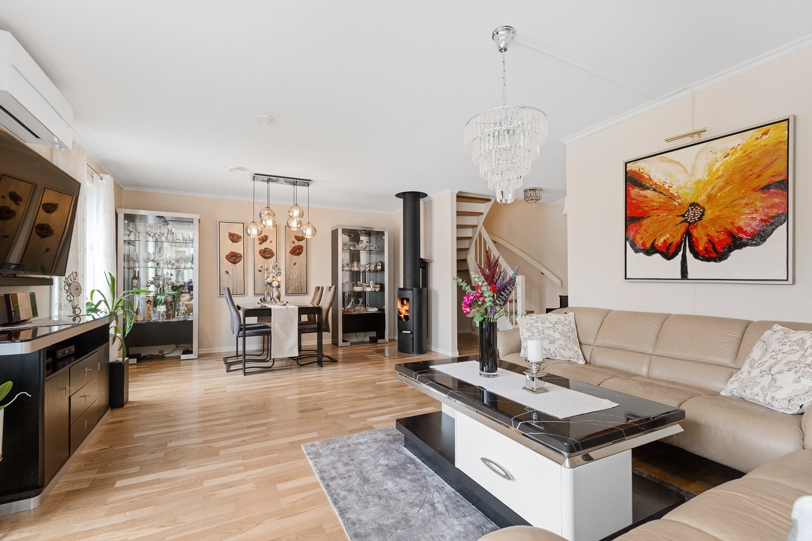 Stuen har god plass til både salong og spisestuemøblement. Galleribilde