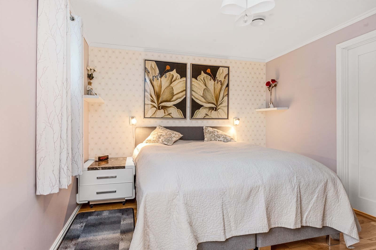 Rommet er utstyrt med skyvedørsgarderobe som gir rikelig med oppbevaringsplass. Galleribilde