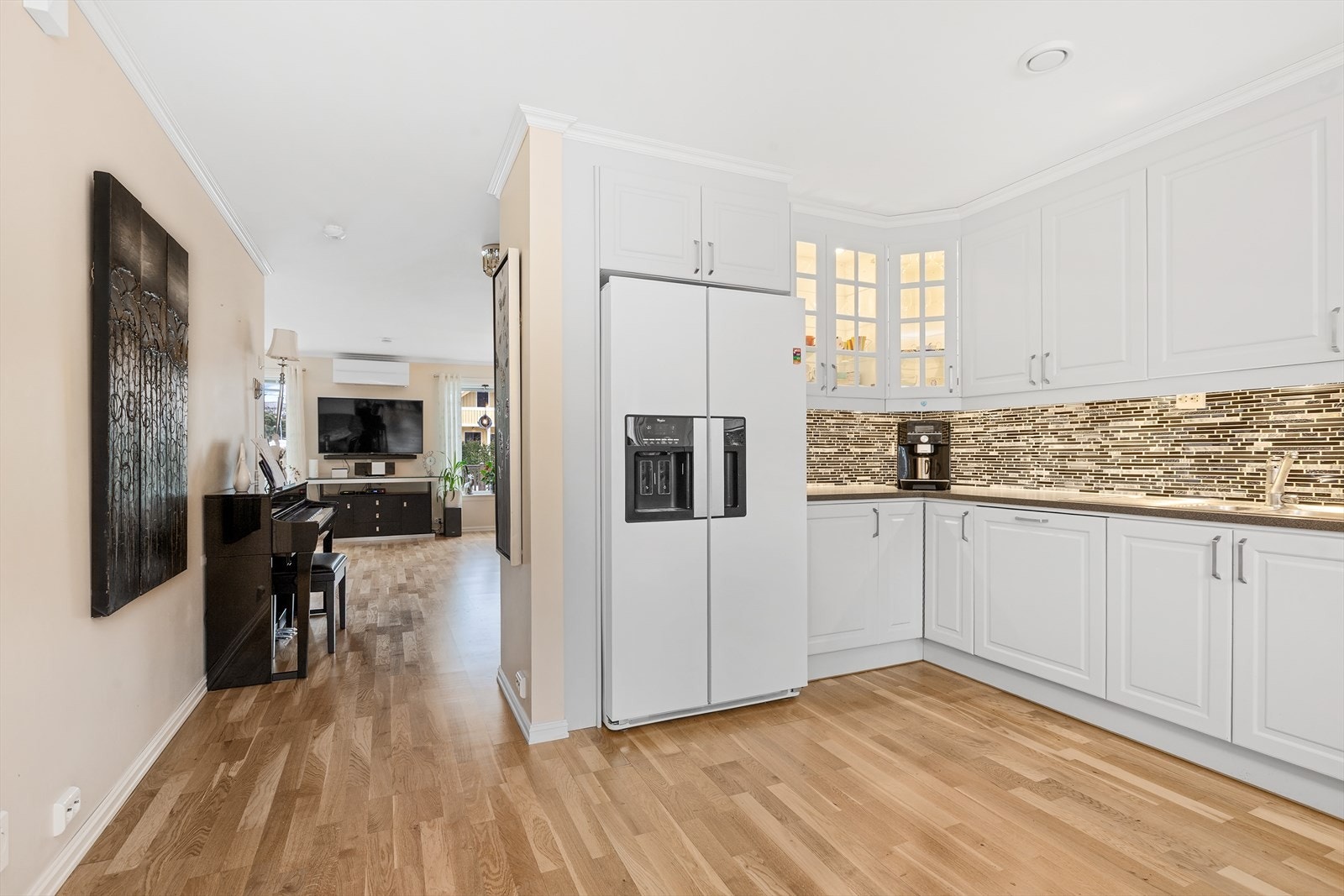 Kjøkkenet ligger i delvis åpen løsning mot gangen og stuen, noe som skaper en god flyt. Galleribilde