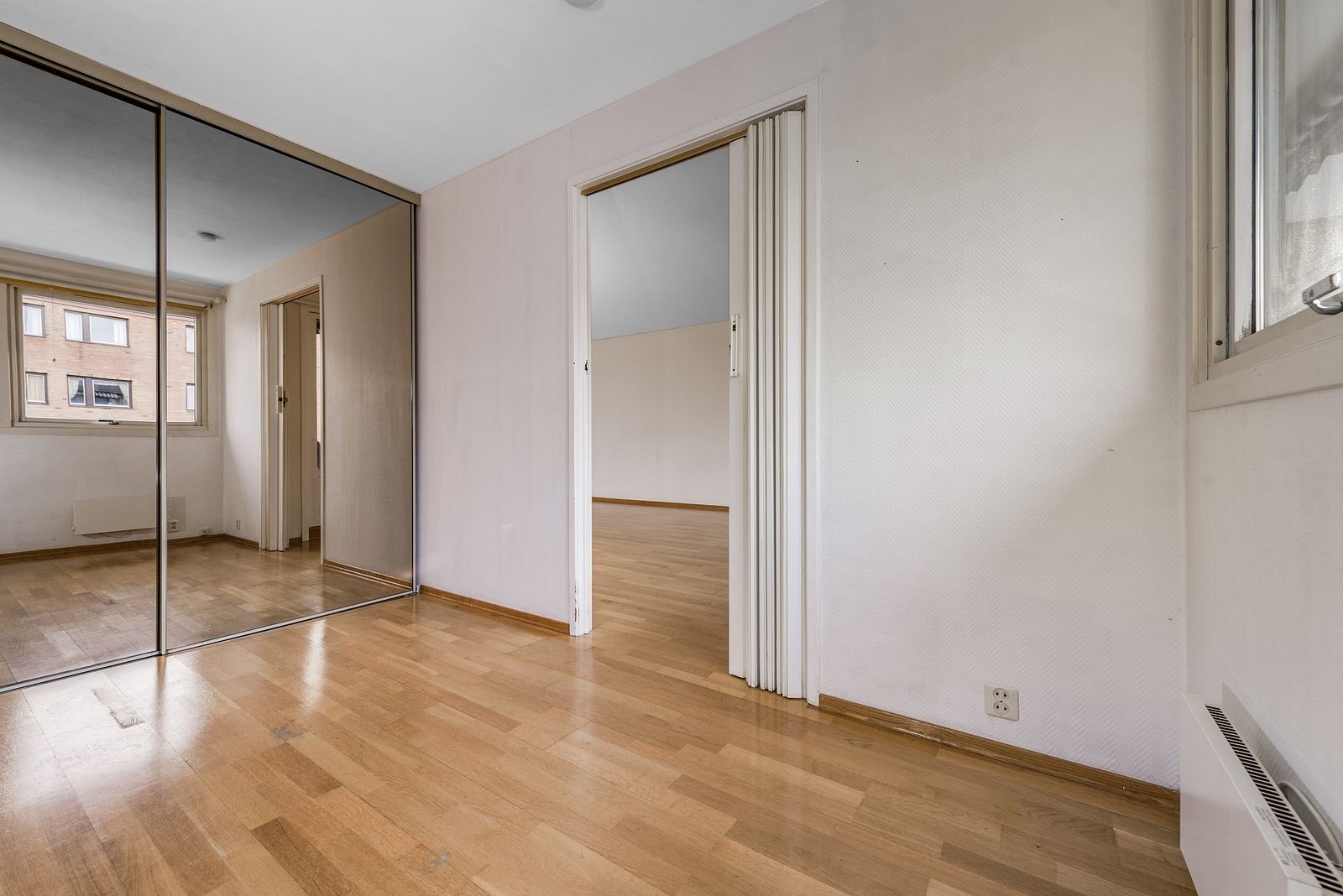 Soverom med skyvedørsgarderobe Galleribilde