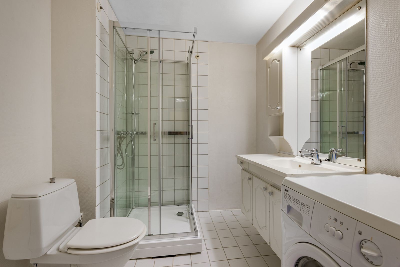 Bad med dusj og opplegg for vaskemaskin Galleribilde