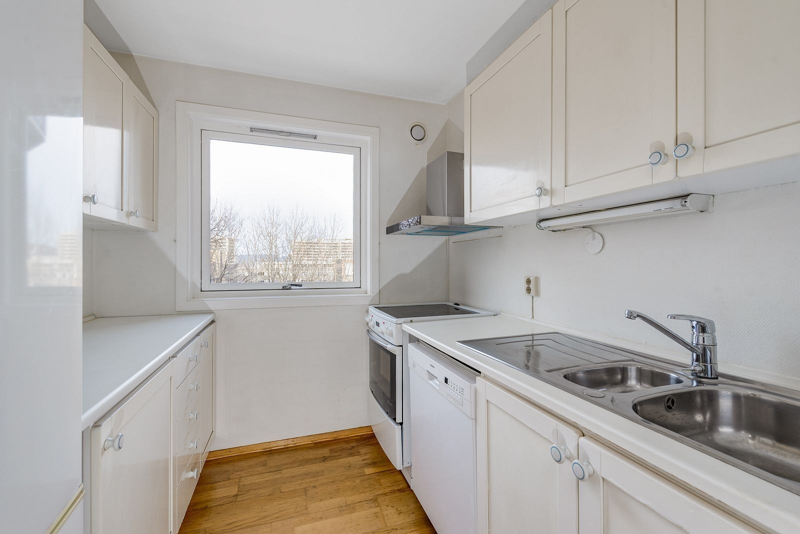 Kjøkken med alle hvitevarer Galleribilde