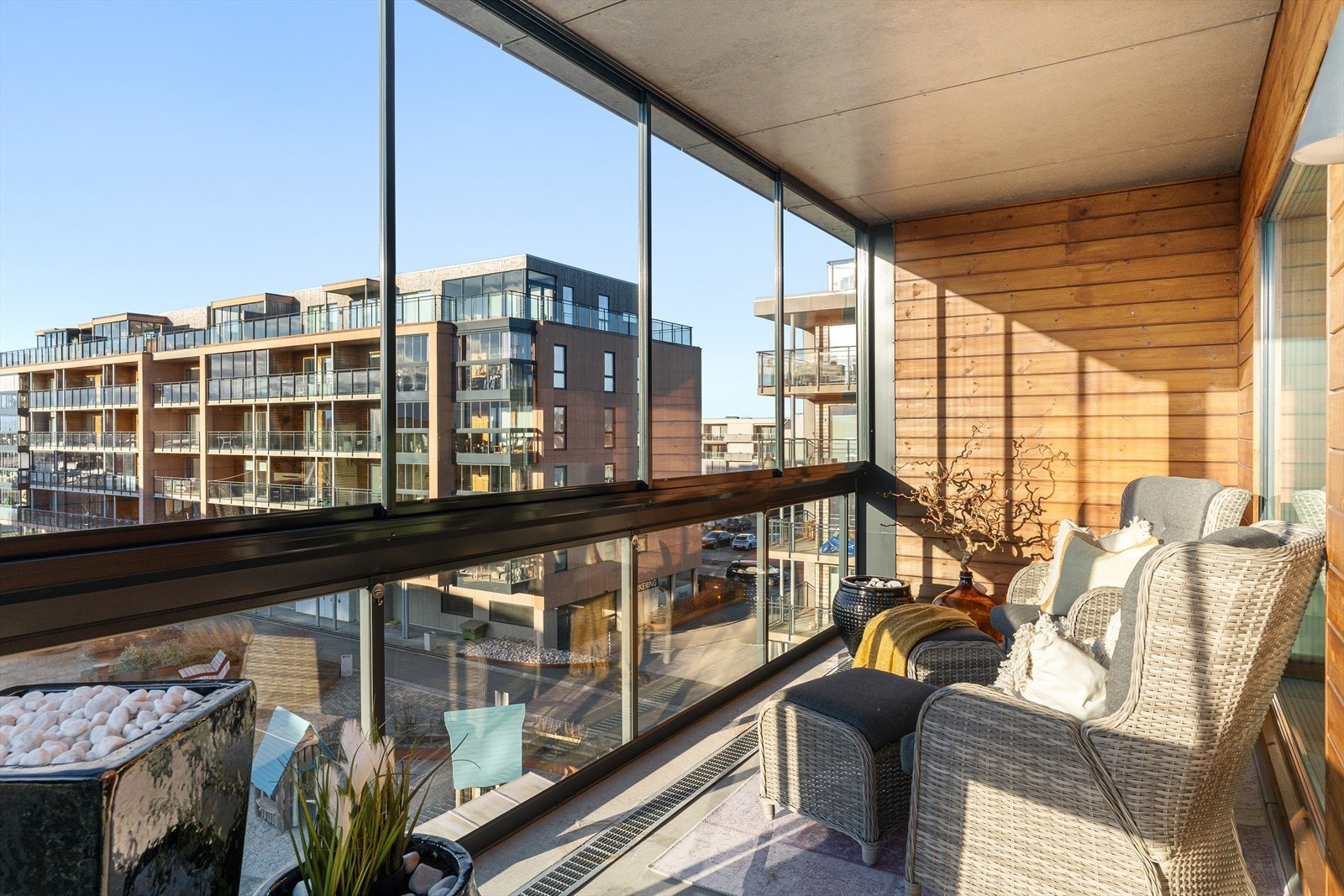 På balkongen er det god plass til flere sittegrupper samt grill. Galleribilde