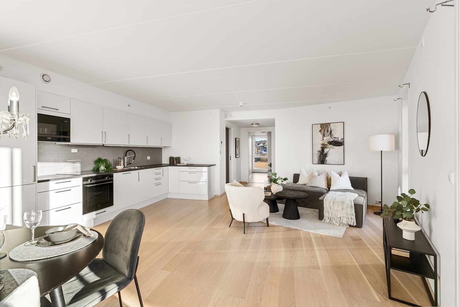 Lys og moderne leilighet med åpen stue/-kjøkken løsning. I stuen er det ekstra takhøyde som gir en god atmosfære i rommet. Galleribilde