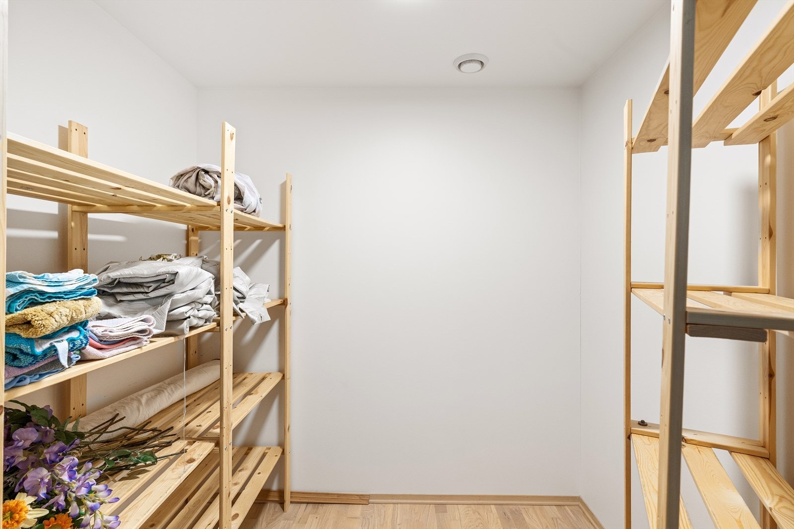 Romslig bod med god lagringsplass. Gode muligheter å gjøre om til et walk-in-closet. Galleribilde