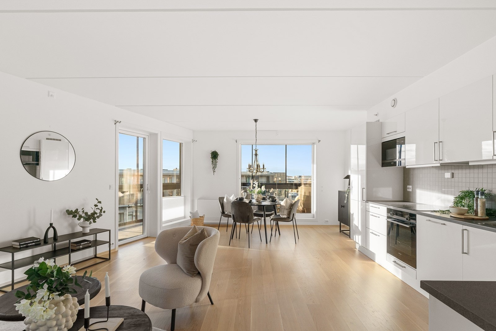 Lys eikeparkett på gulv samt listefritt mot himling skaper en god romfølelse. Galleribilde