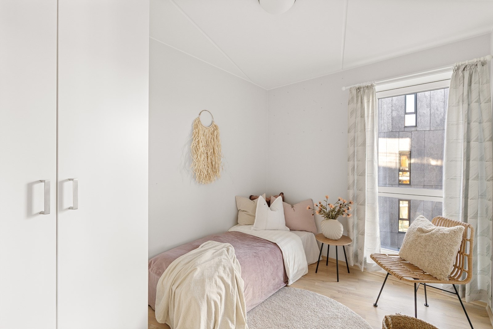 Soverom nr 2 av god størrelse med plass til dobbeltseng. Galleribilde