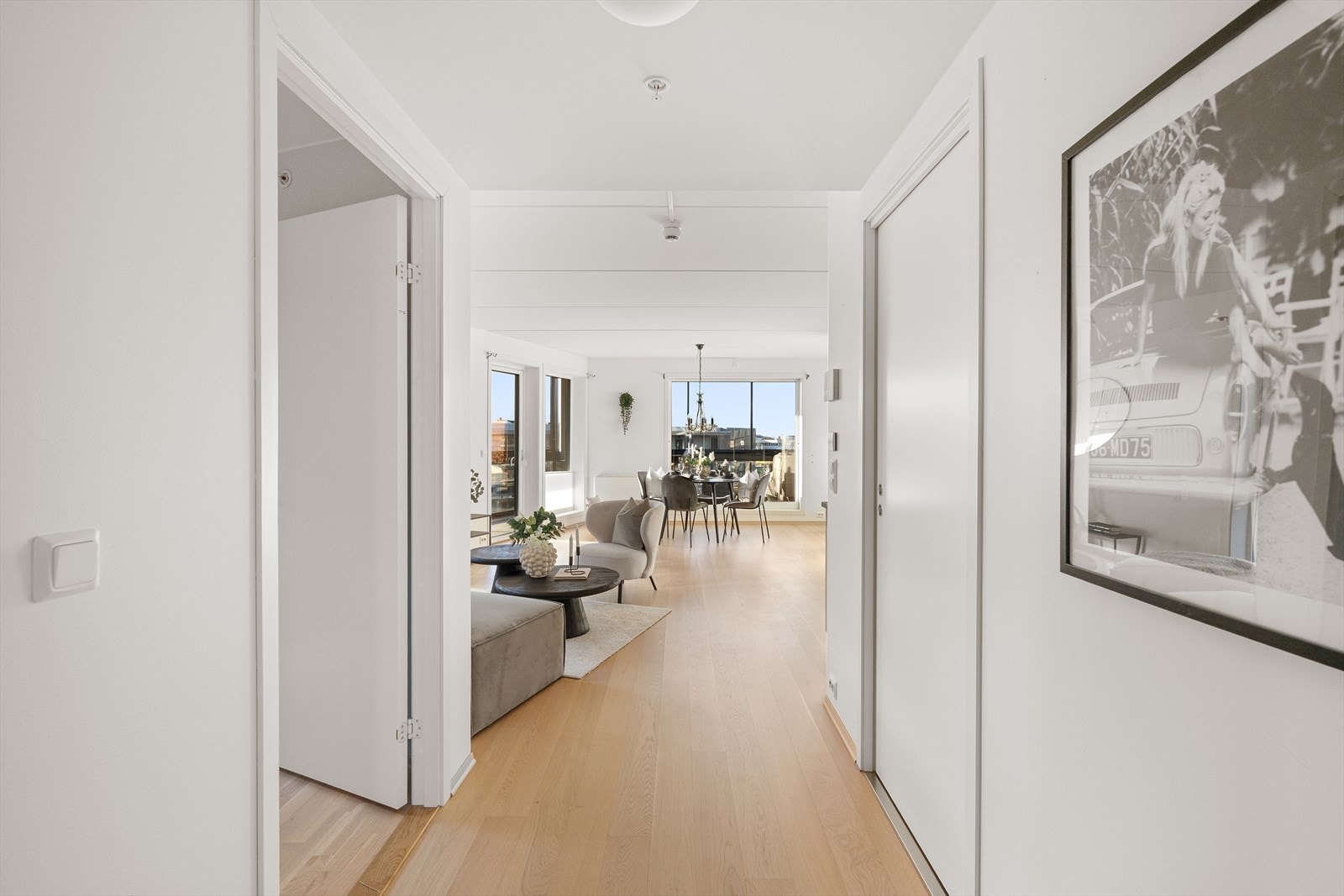 Videre kommer du inn til en romslig stue med store vindusflater som slipper inn rikelig med naturlig lys. Galleribilde