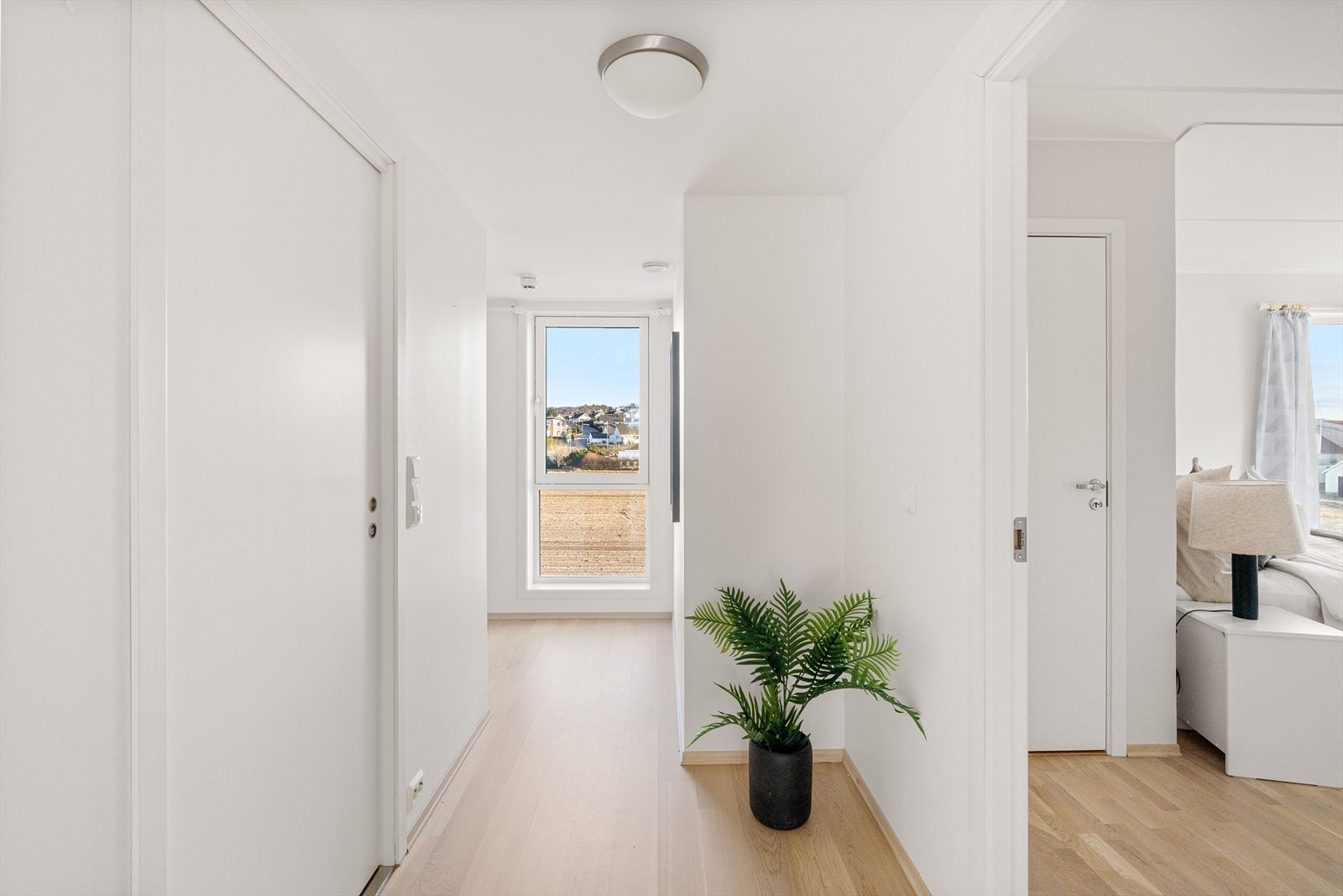 Vindusflater fra flere sider som gir godt med lysinnslipp i hele leiligheten. Galleribilde