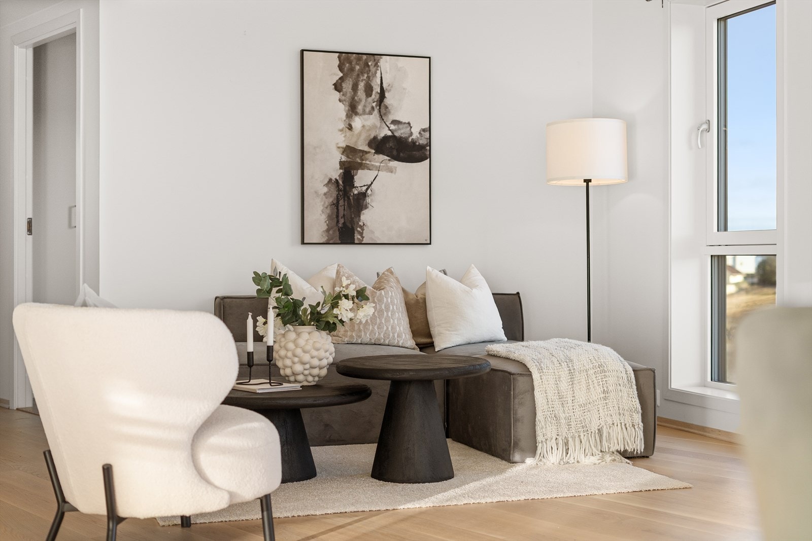 I stuen er det god plass til sittegruppe samt TV-seksjon. Galleribilde