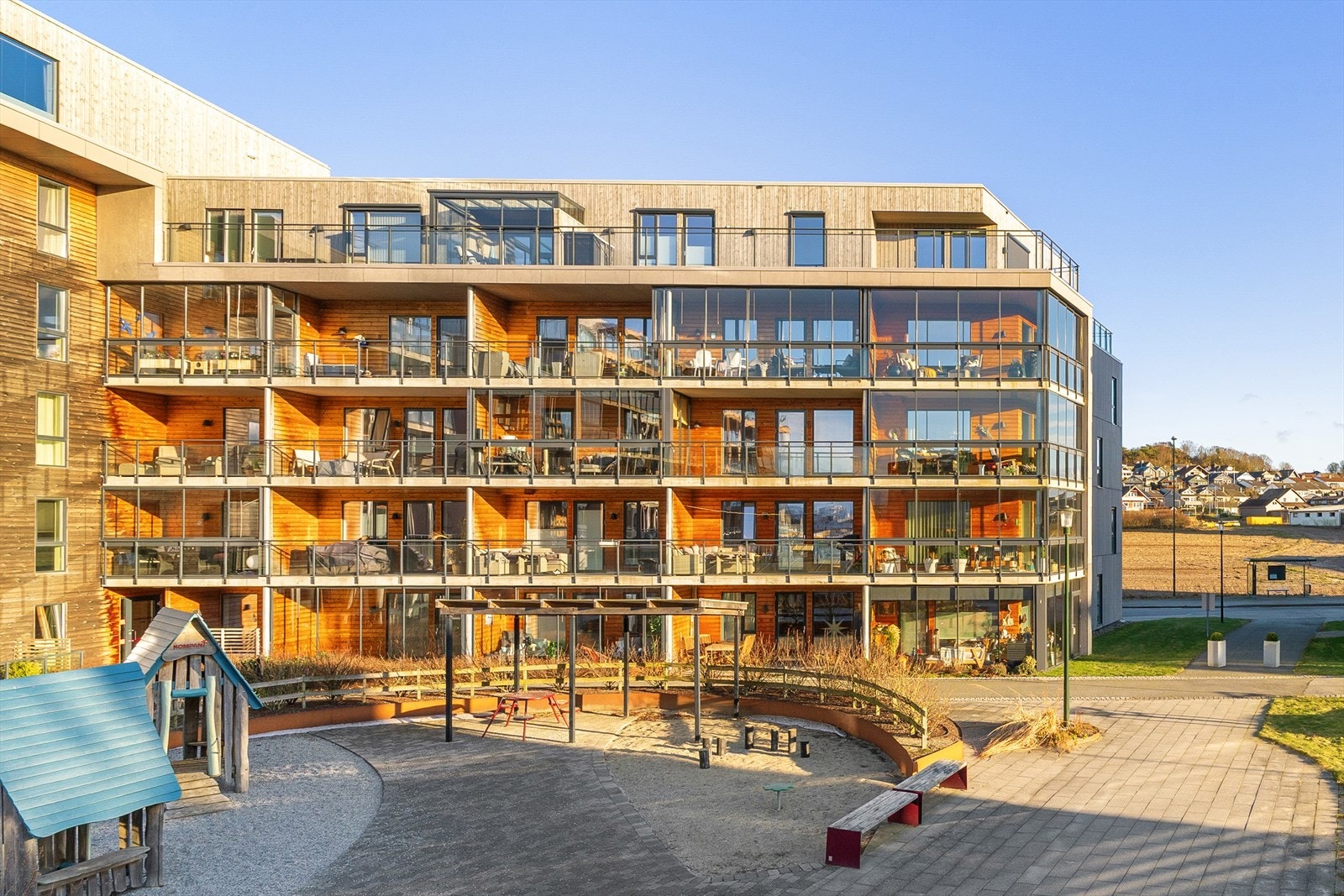 Pent opparbeidet uteområdet. Her har du alt til rette for å kunne trives i lang tid. Her ligger du i gåavstand til fasiliteter som Coop mega, Meny, Rema 1000, Europris og vinmonopol m.m. Galleribilde