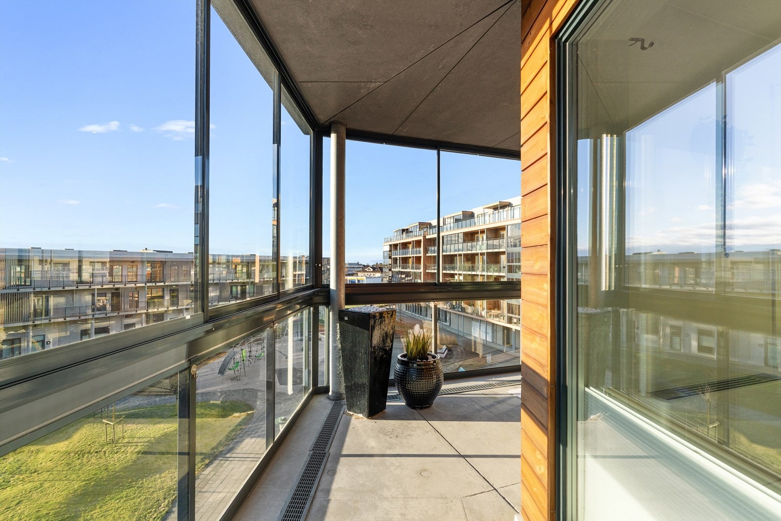 Fra stuen er det direkte utgang til en romslig, innglasset balkong. Galleribilde