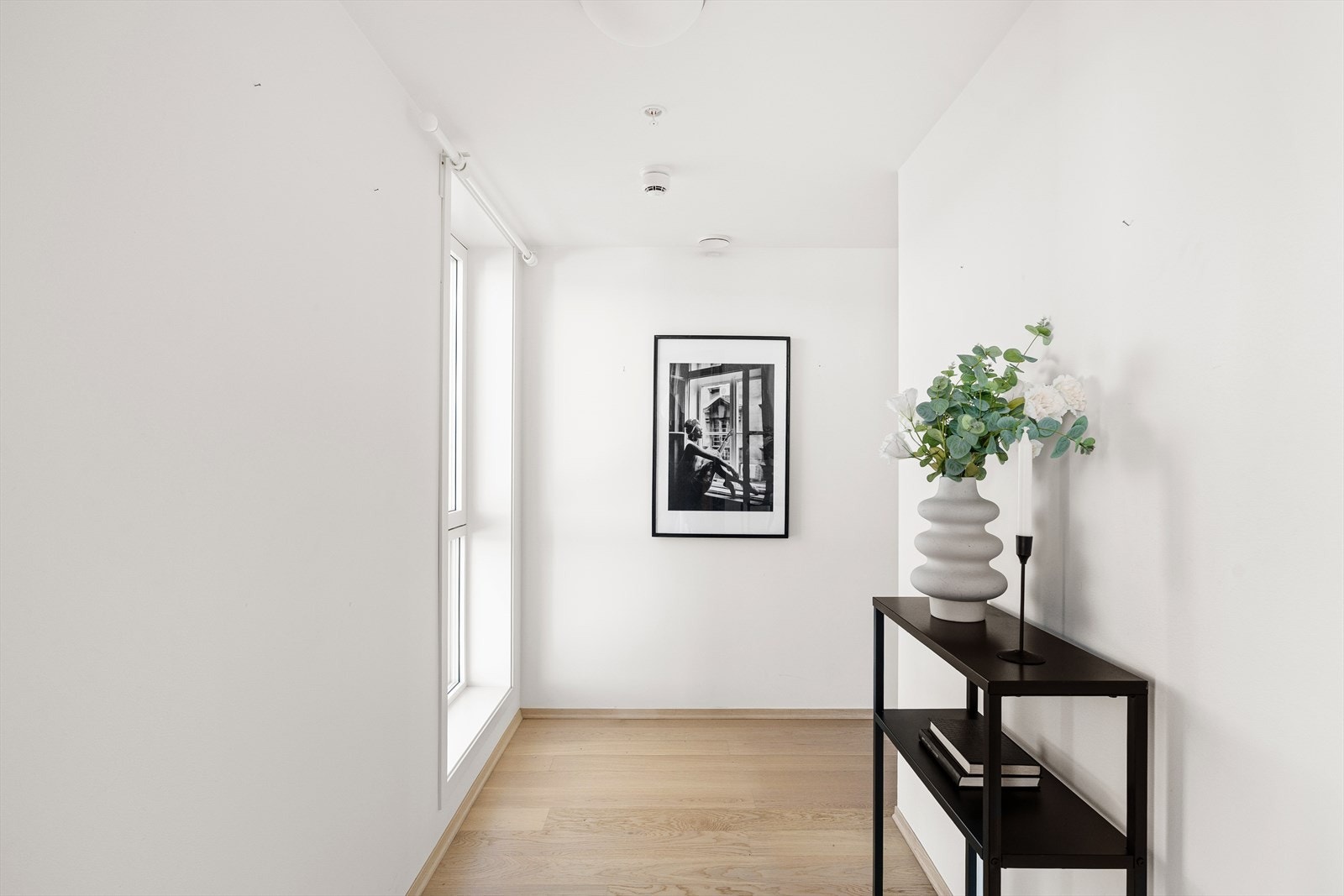 Innbydende entré med plass til kommode. Galleribilde