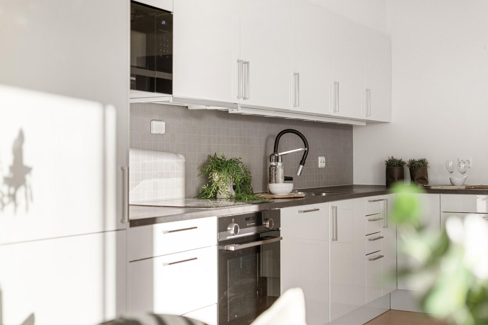 Integrerte hvitevarer som komfyr, platetopp, kjøleskap og mikrobølgeovn medfølger i handelen. Galleribilde