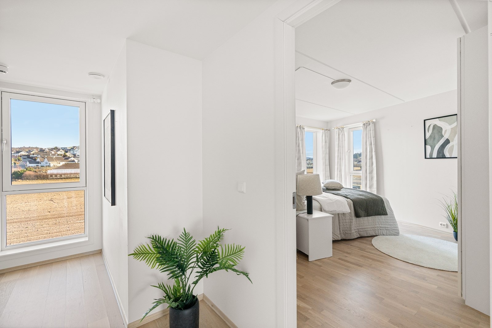 Fra gangen har du direkte tilkomst til boligens hovedsoverom. Galleribilde