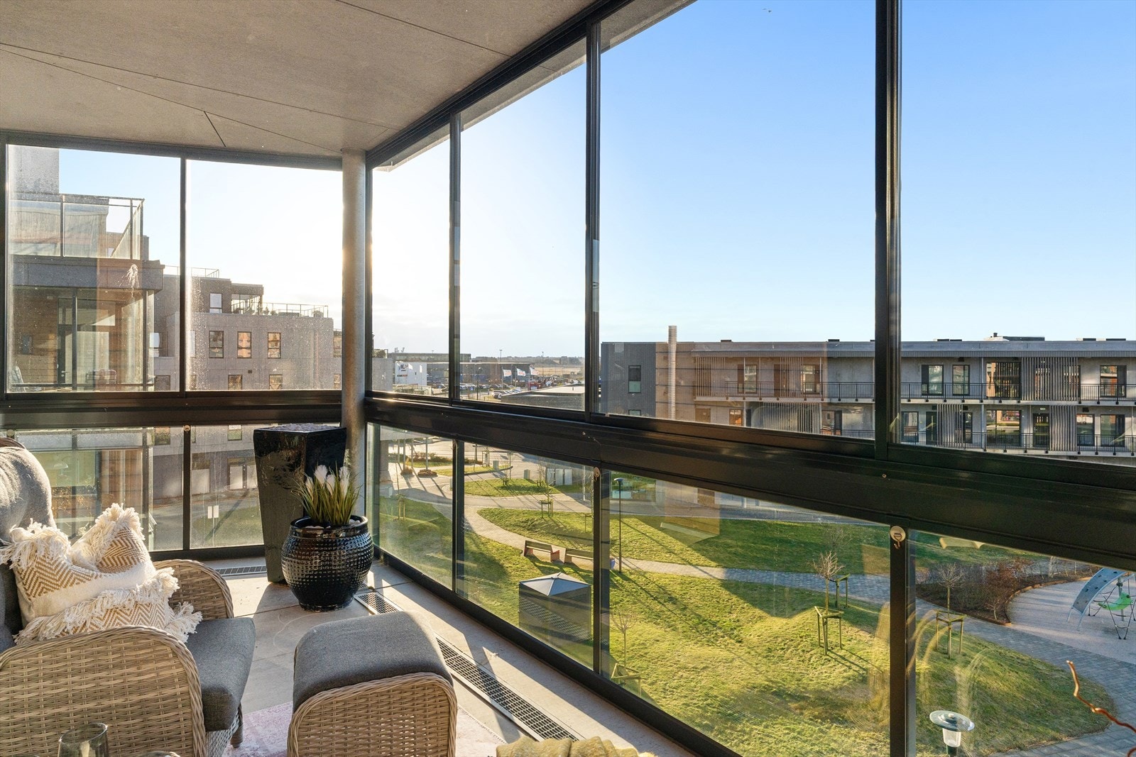 Stor nord-vest vendt balkong med gode solforhold. Galleribilde