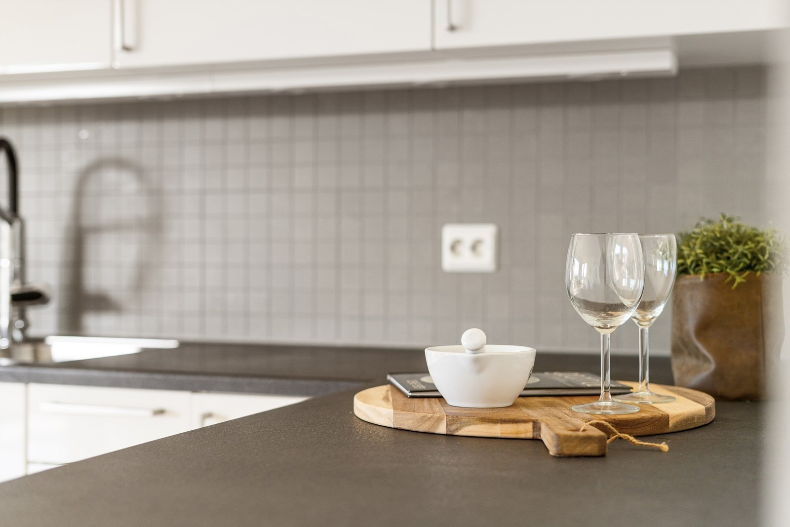 På kjøkkenet er det også lekre fliser på vegg som skaper et moderne uttrykk. Galleribilde