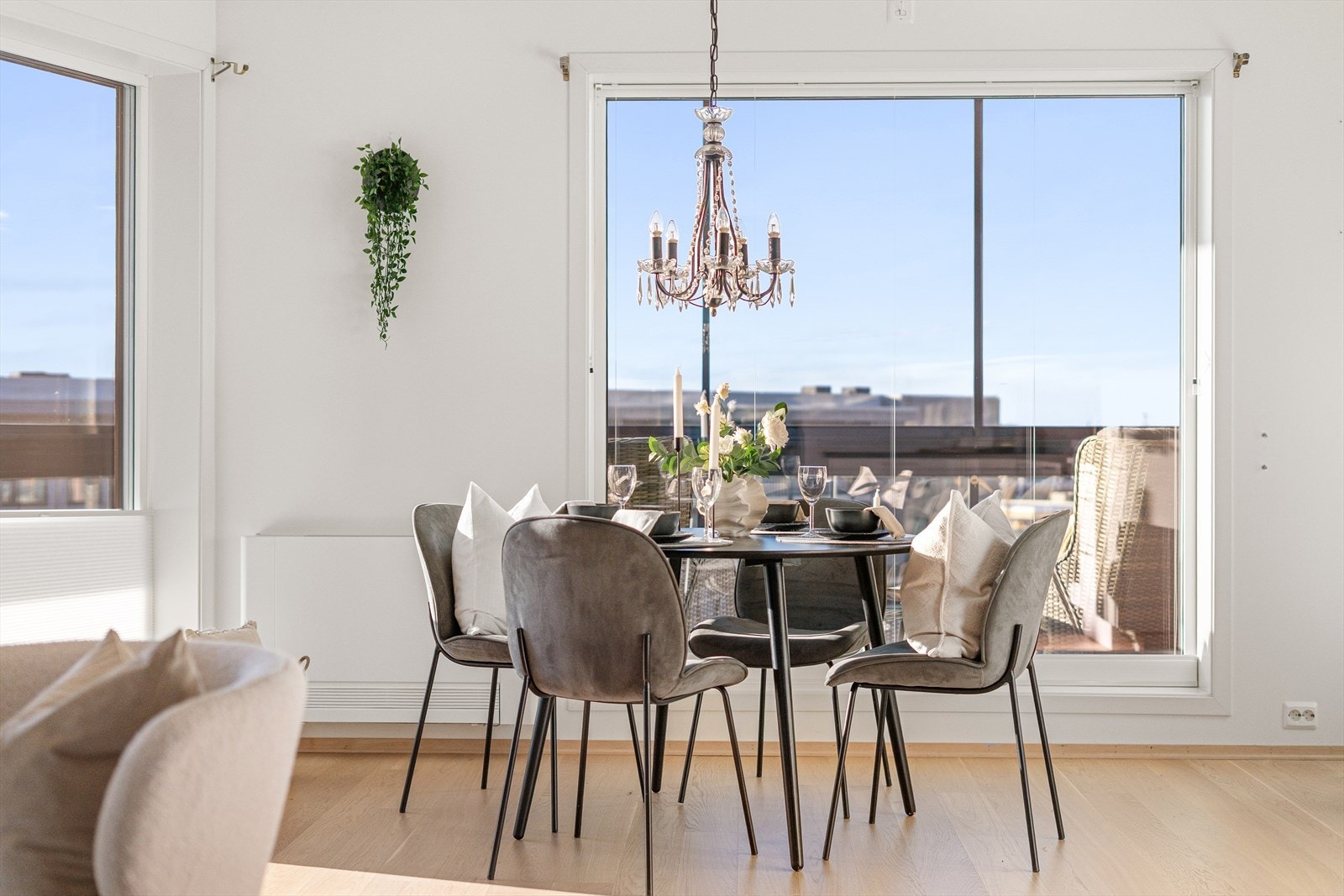 I stuen er det også plass til et spisebord. Galleribilde