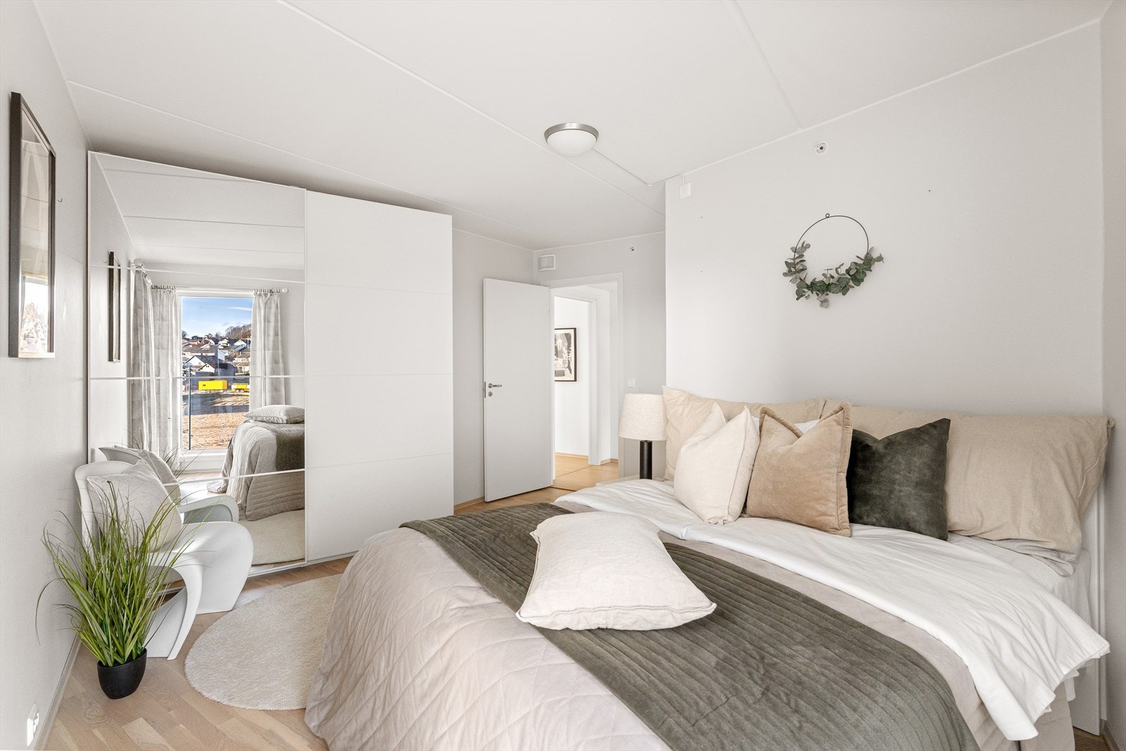 Her er det også god lagringsplass i skyvedørsgarderobe. Galleribilde