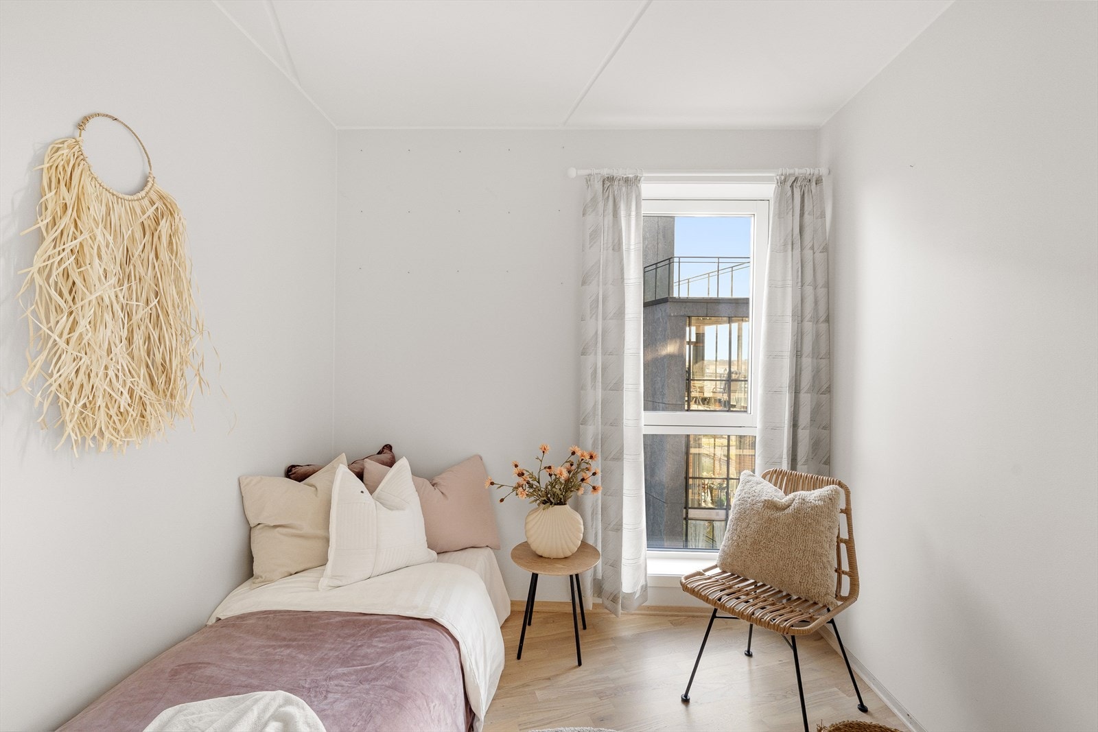 Stort vindu som slipper inn godt med naturlig lys. Galleribilde